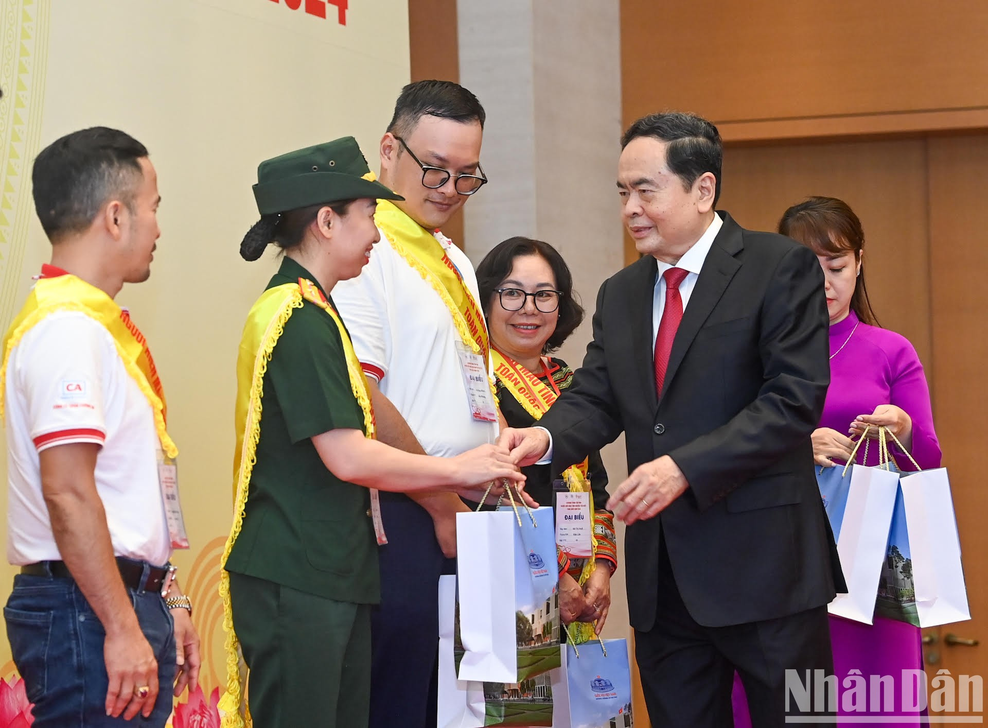 Thanh Man entrega obsequios a las personas destacadas en la donación de sangre. Thanh Man entrega obsequios a las personas destacadas en la donación de sangre.