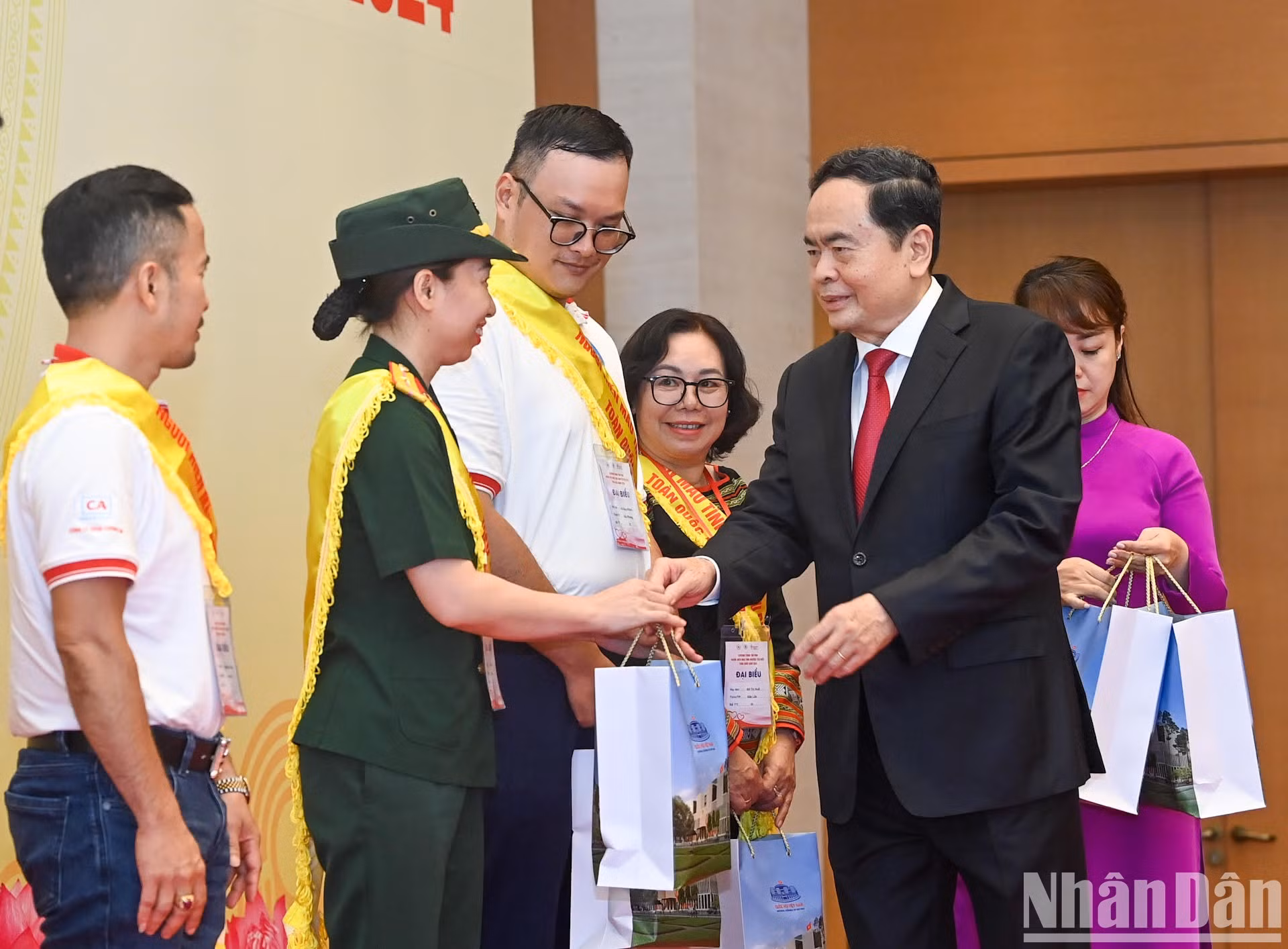 Thanh Man entrega obsequios a las personas destacadas en la donación de sangre.