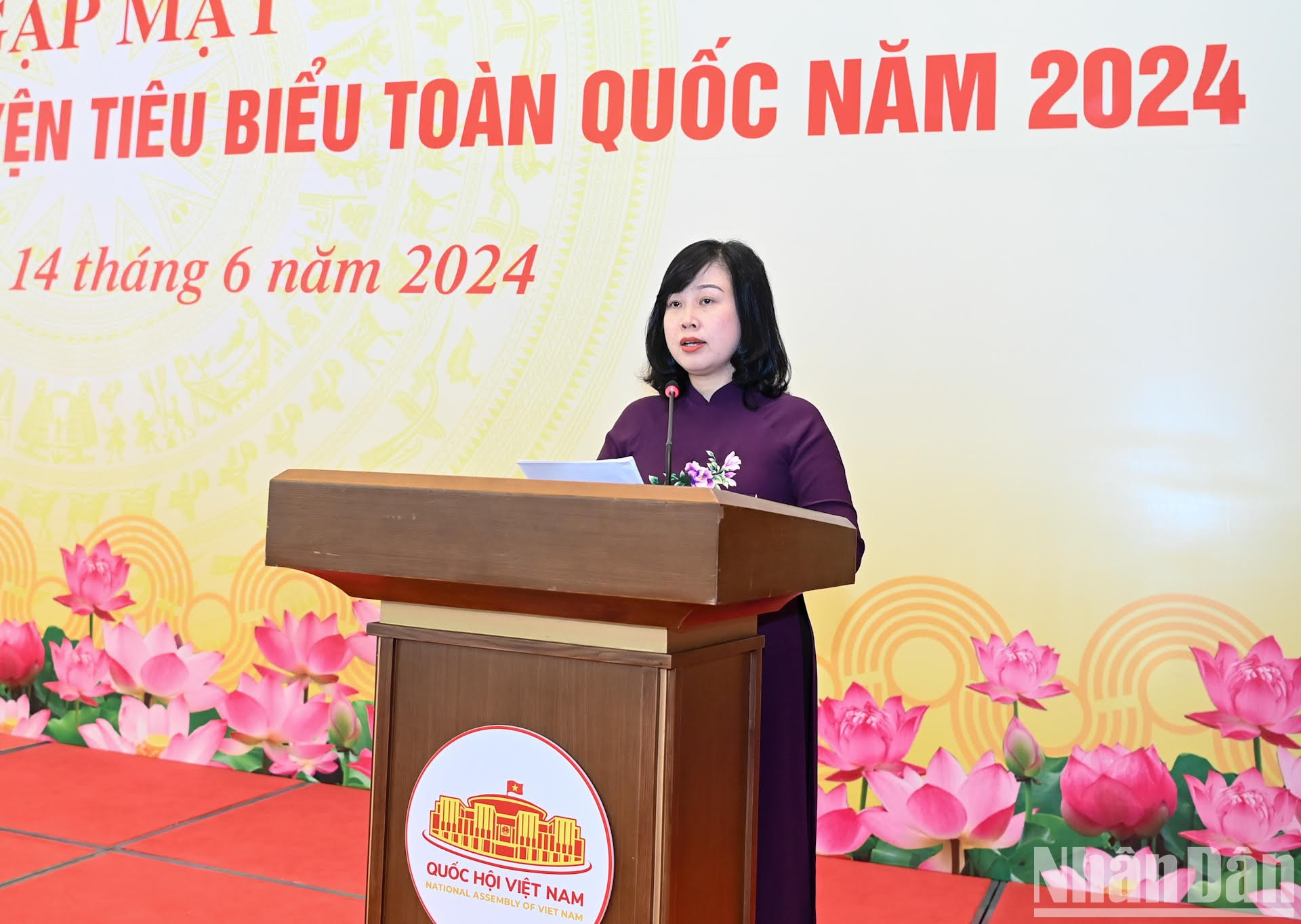 La ministra de Salud, Dao Hong Lan, informa sobre los resultados de la donación voluntaria de sangre en 2024. La ministra de Salud, Dao Hong Lan, informa sobre los resultados de la donación voluntaria de sangre en 2024.