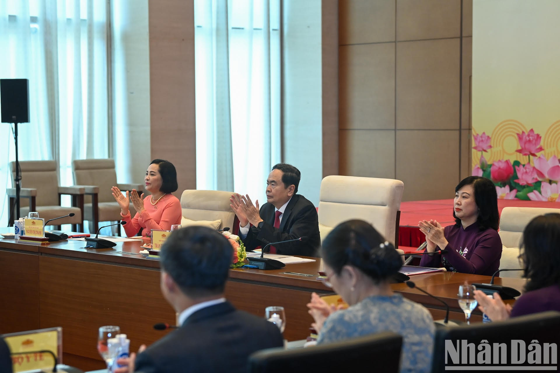 El presidente de la ANV, Tran Thanh Man, la vicetitular de este órgano, Nguyen Thi Thanh, y la ministra de Salud, Dao Hong Lan, presiden la reunión. El presidente de la ANV, Tran Thanh Man, la vicetitular de este órgano, Nguyen Thi Thanh, y la ministra de Salud, Dao Hong Lan, presiden la reunión.