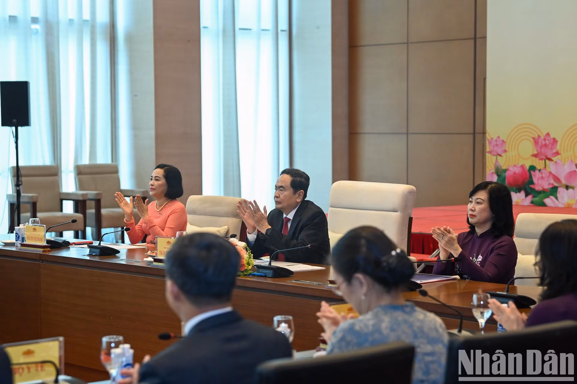 El presidente de la ANV, Tran Thanh Man, la vicetitular de este órgano, Nguyen Thi Thanh, y la ministra de Salud, Dao Hong Lan, presiden la reunión.