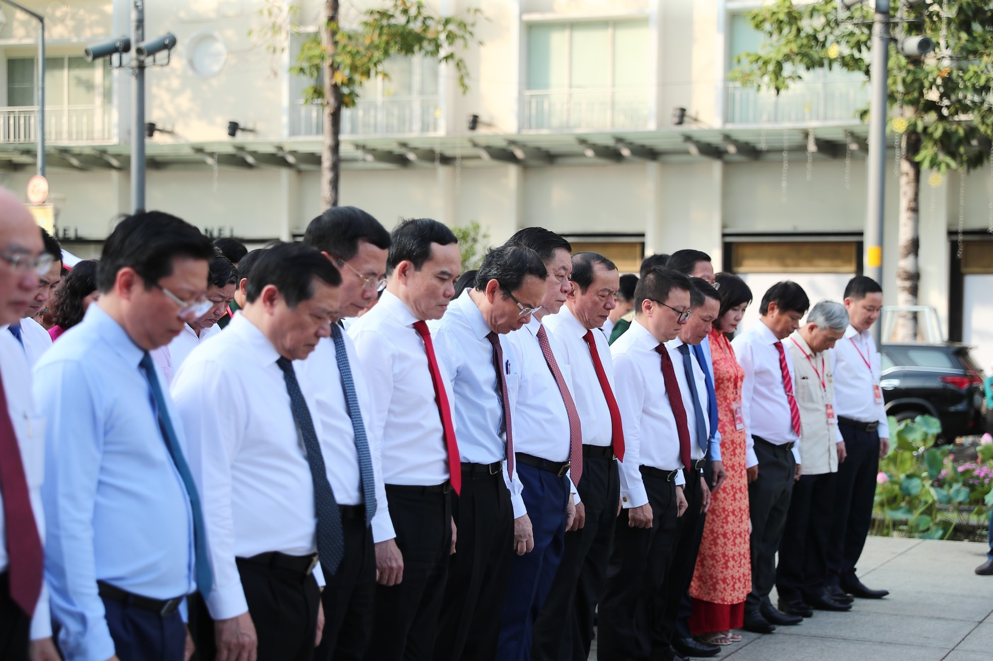 Dirigentes del Partido Comunista de Vietnam (PCV) y del Estado ofrecen flores en homenaje al presidente Ho Chi Minh antes de la apertura del festival. Dirigentes del Partido Comunista de Vietnam (PCV) y del Estado ofrecen flores en homenaje al presidente Ho Chi Minh antes de la apertura del festival.