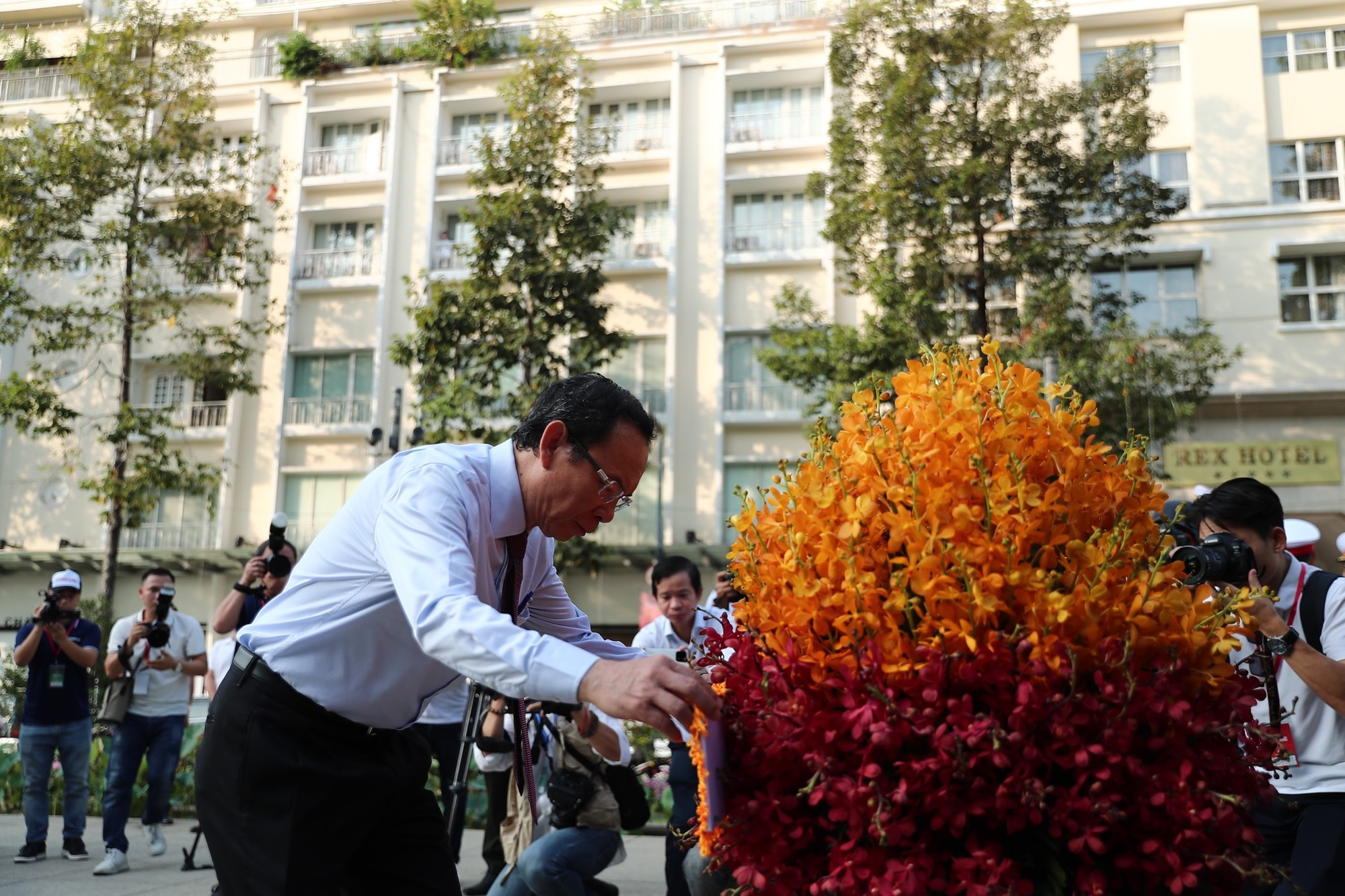 Nguyen Van Nen, secretario del Comité del PCV en Ciudad Ho Chi Minh, ofrece flores en homenaje al presidente Ho Chi Minh. Nguyen Van Nen, secretario del Comité del PCV en Ciudad Ho Chi Minh, ofrece flores en homenaje al presidente Ho Chi Minh.