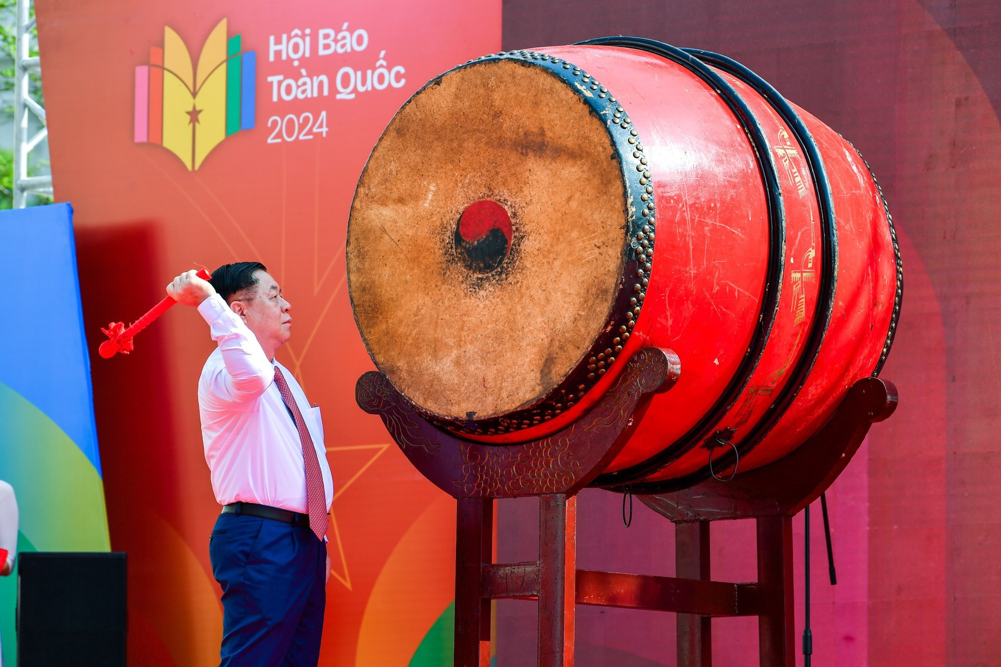 El jefe de la Comisión de Comunicación y Educación del PCV, Nguyen Trong Nghia, toca el tambor para iniciar el festival. El jefe de la Comisión de Comunicación y Educación del PCV, Nguyen Trong Nghia, toca el tambor para iniciar el festival.