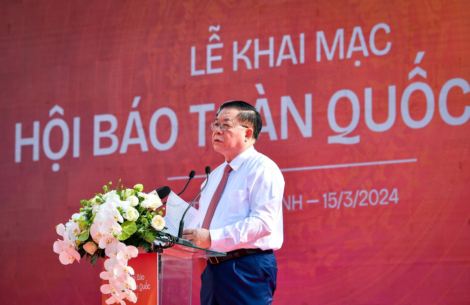 El jefe de la Comisión de Comunicación y Educación del PCV, Nguyen Trong Nghia, interviene en el acto. El jefe de la Comisión de Comunicación y Educación del PCV, Nguyen Trong Nghia, interviene en el acto.