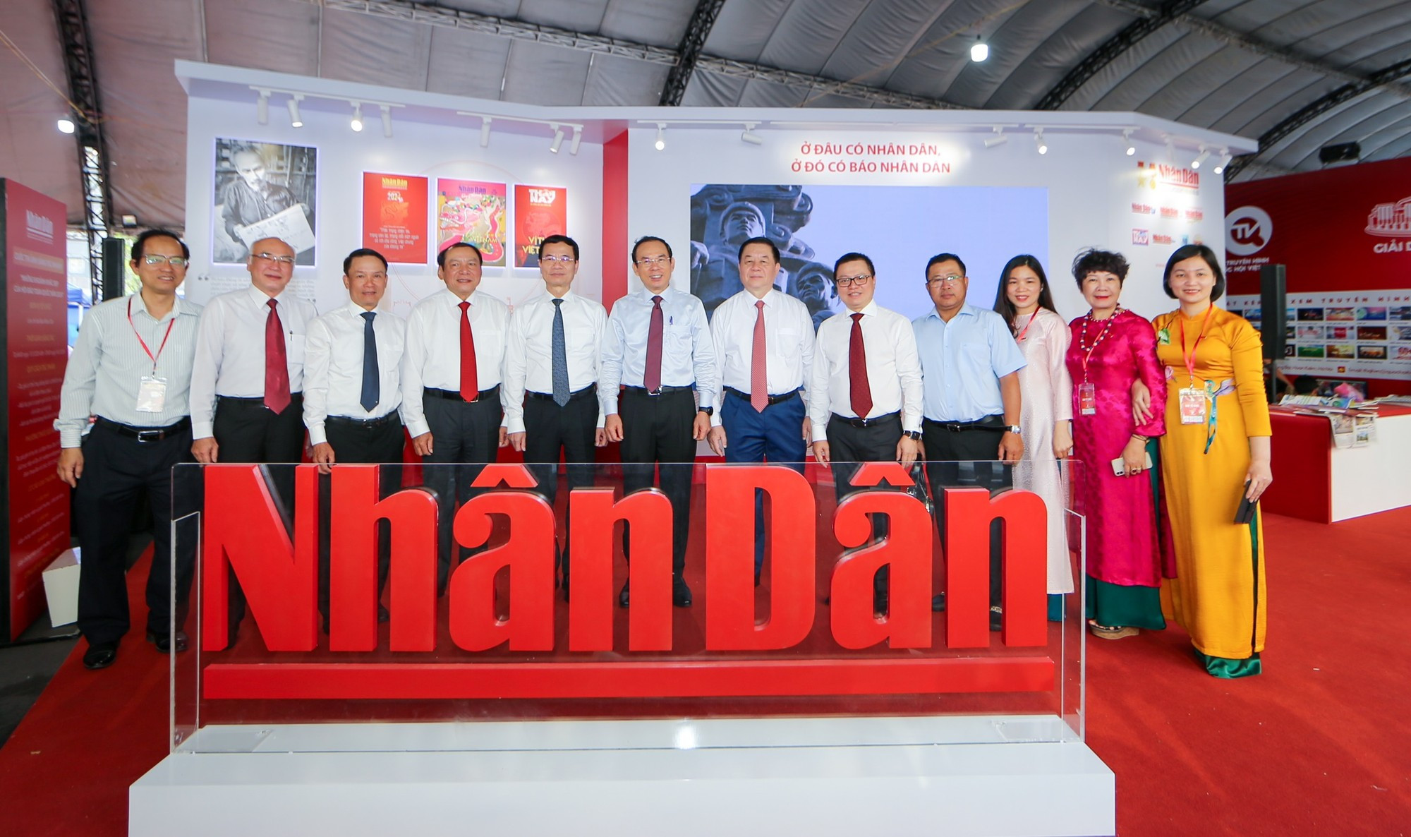 Dirigentes del Partido y del Estado se toman fotografías de recuerdo en el stand del periódico Nhan Dan. Dirigentes del Partido y del Estado se toman fotografías de recuerdo en el stand del periódico Nhan Dan.