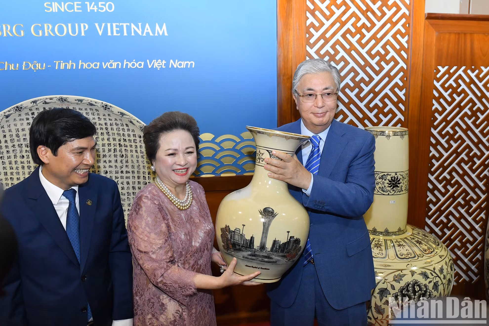 Representantes de sociedad anónima de cerámica de Chu Dau entregan un recuerdo al presidente kazajo. Representantes de sociedad anónima de cerámica de Chu Dau entregan un recuerdo al presidente kazajo.