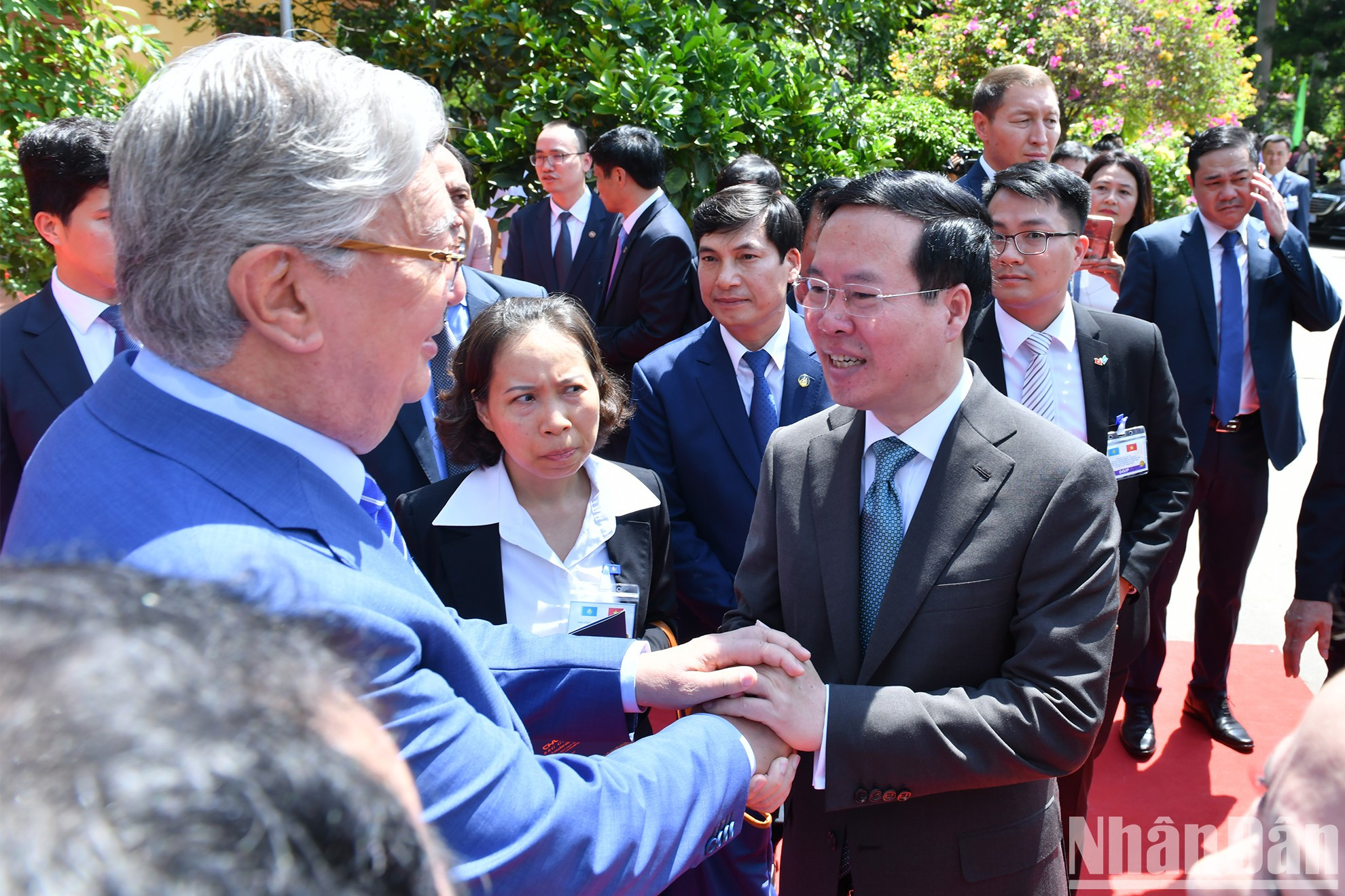 El presidente vietnamita Vo Van Thuong recibe a su homólogo kazajo, Kassym-Jomart Tokayev. El presidente vietnamita Vo Van Thuong recibe a su homólogo kazajo, Kassym-Jomart Tokayev.
