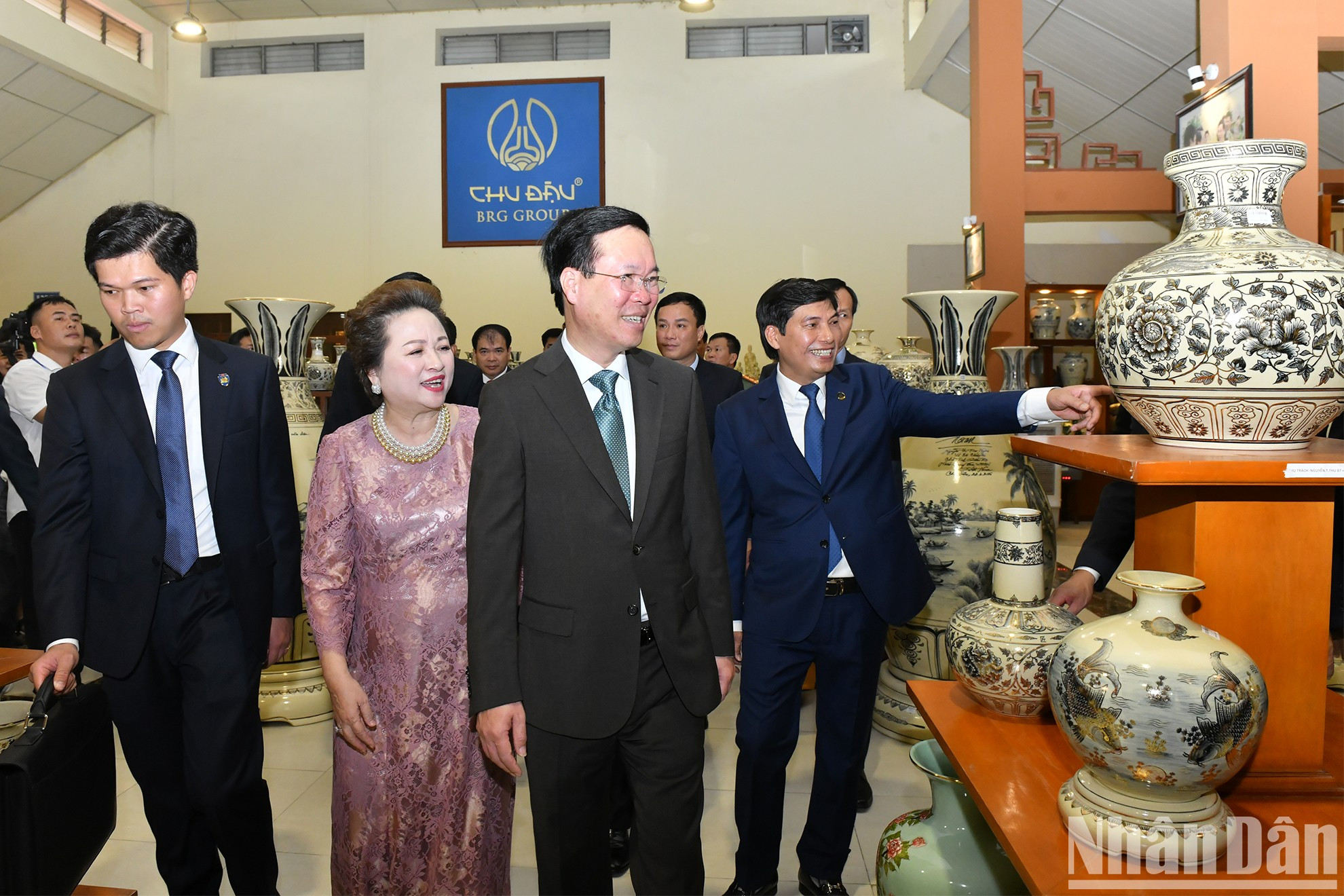 El presidente Vo Van Thuong, visita un stand que exhibe productos cerámicos de Chu Dau. El presidente Vo Van Thuong, visita un stand que exhibe productos cerámicos de Chu Dau.