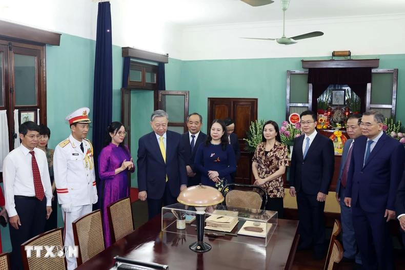 El presidente To Lam conversa con funcionarios en la zona de reliquias dedicada al Presidente Ho Chi Minh en el Palacio Presidencial. El presidente To Lam conversa con funcionarios en la zona de reliquias dedicada al Presidente Ho Chi Minh en el Palacio Presidencial.