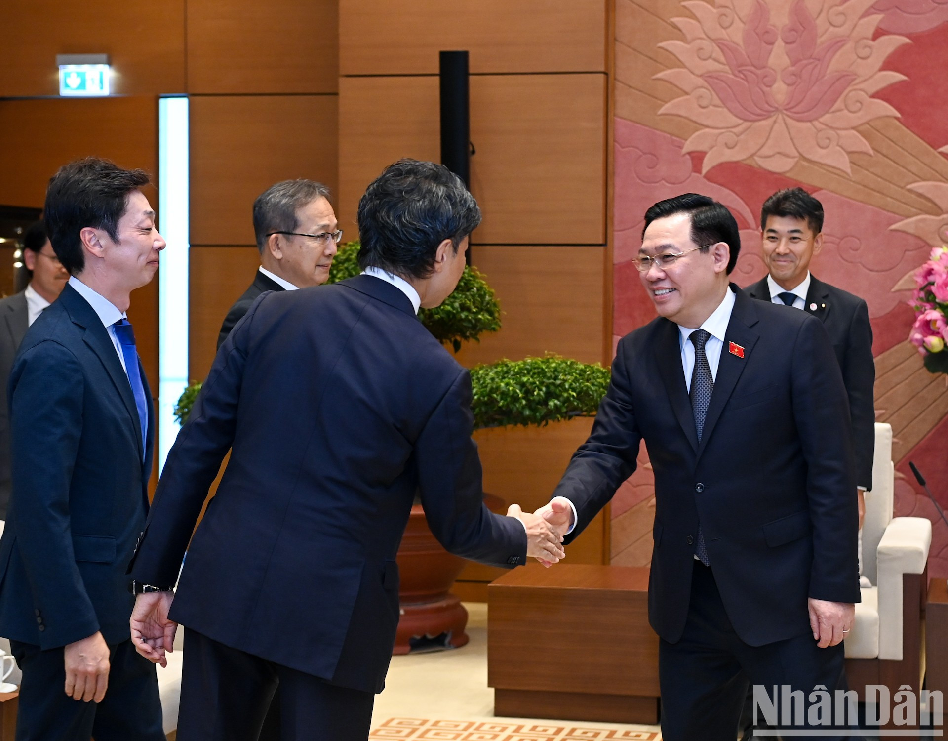 El líder parlamentario vietnamita y la delegación que lo acompaña del presidente del Partido Democrático Constitucional de Japón.