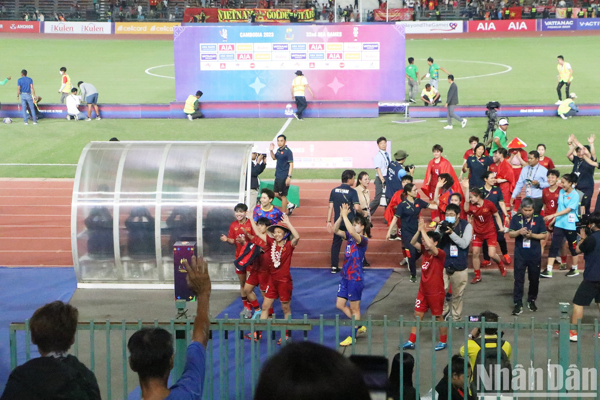 Las campeonas saludan y agradecen a los espectadores.