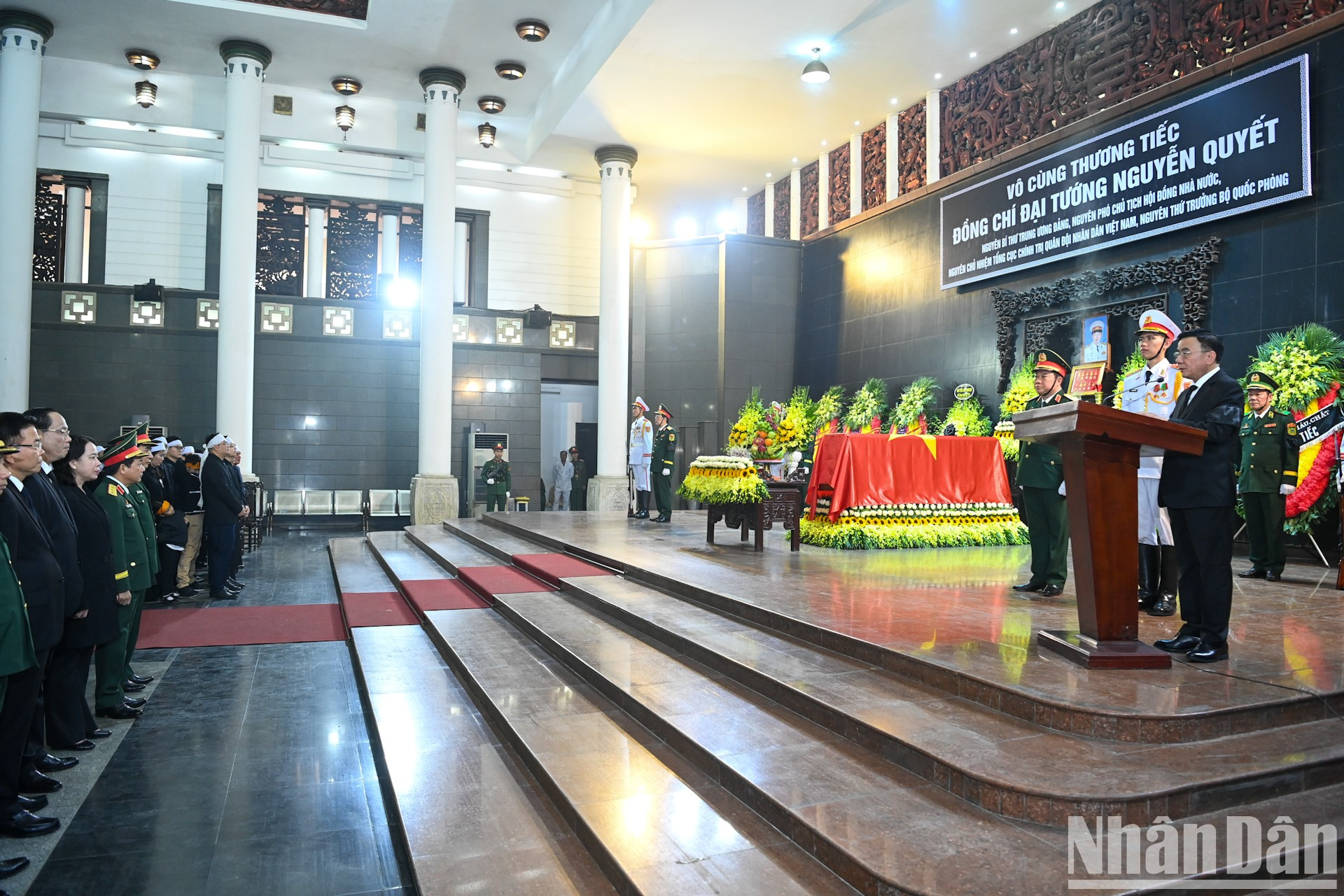 Escena del servicio conmemorativo del general Nguyen Quyet.