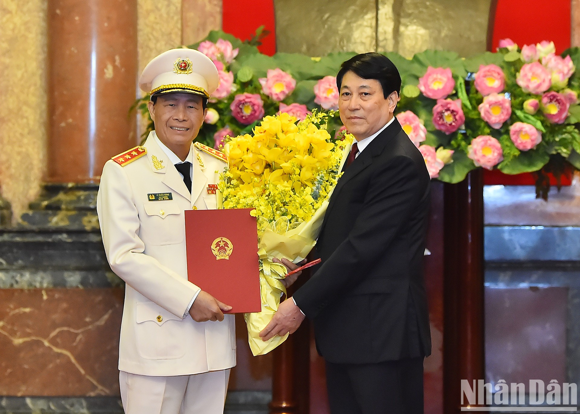 El presidente Luong Cuong entrega la decisión al viceministro de Seguridad Pública, Le Quoc Hung.