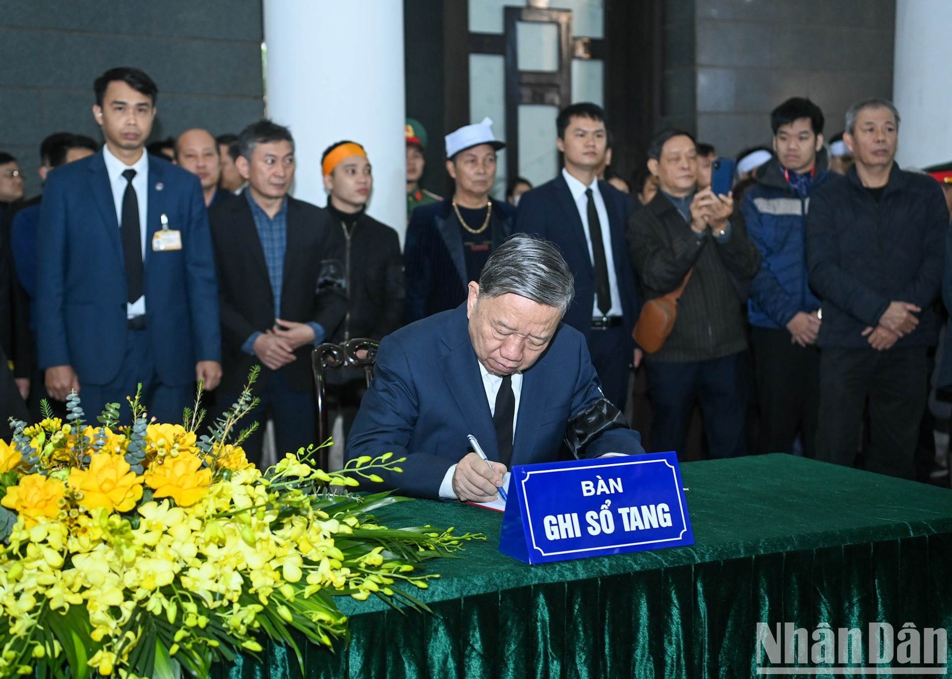 El máximo dirigente partidista, To Lam, firma el libro fúnebre.