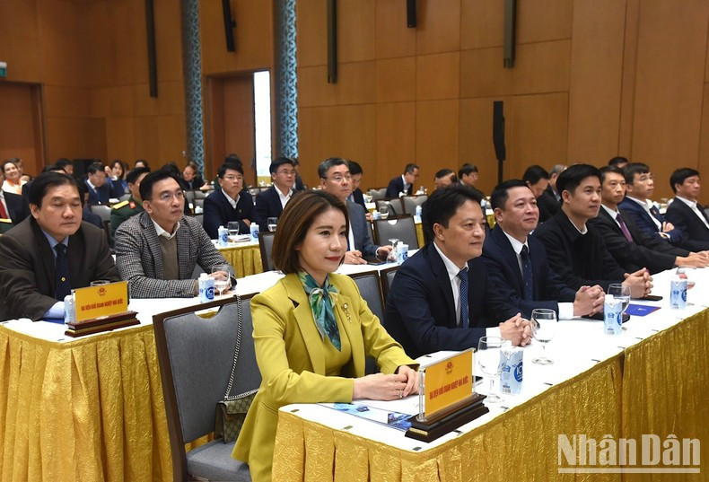 Representantes de empresas en la reunión. Representantes de empresas en la reunión.