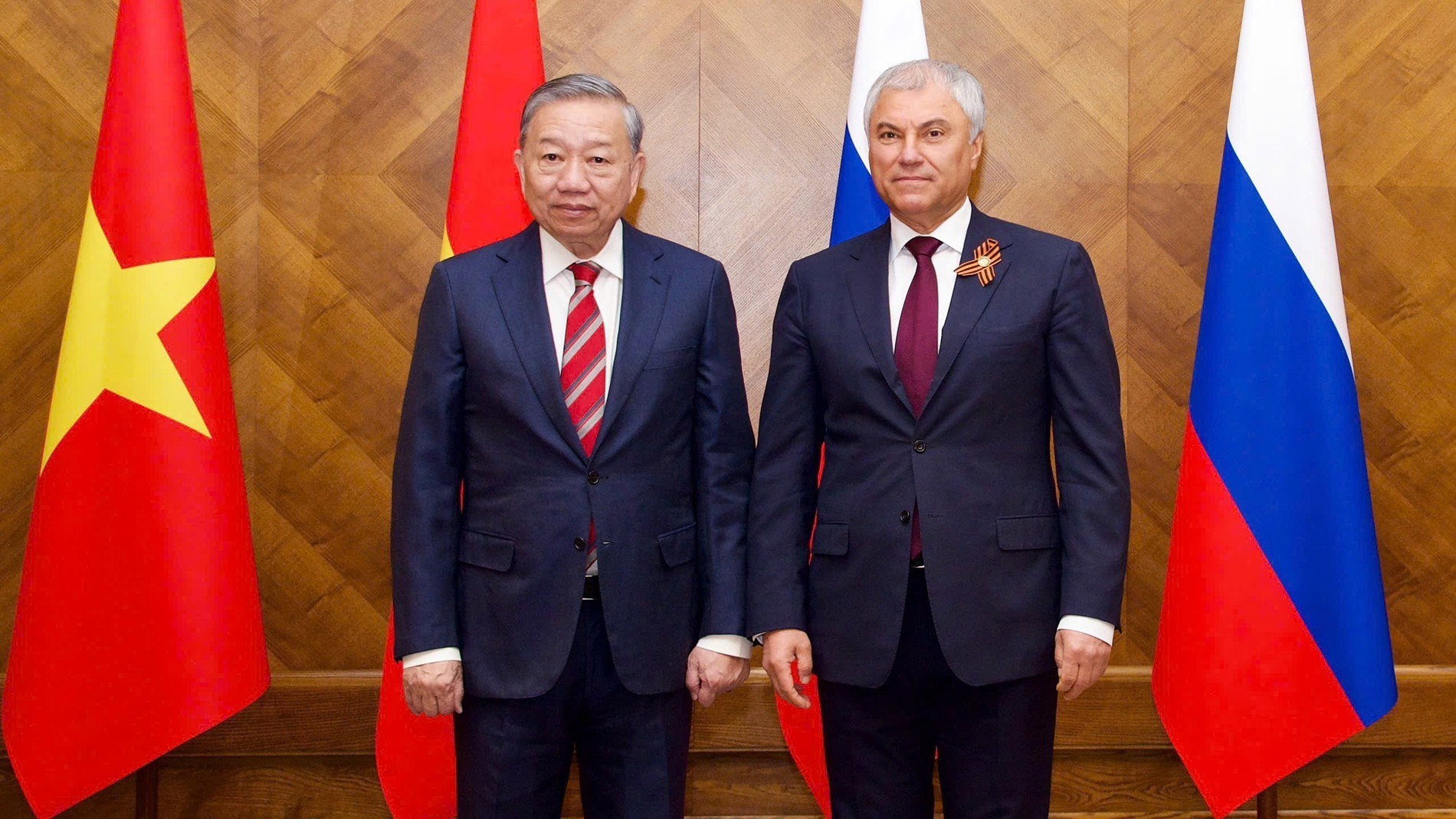 El secretario general del PCV, To Lam (Izq), y el presidente de la Duma Estatal de Rusia Vyacheslav Volodin. El secretario general del PCV, To Lam (Izq), y el presidente de la Duma Estatal de Rusia Vyacheslav Volodin.