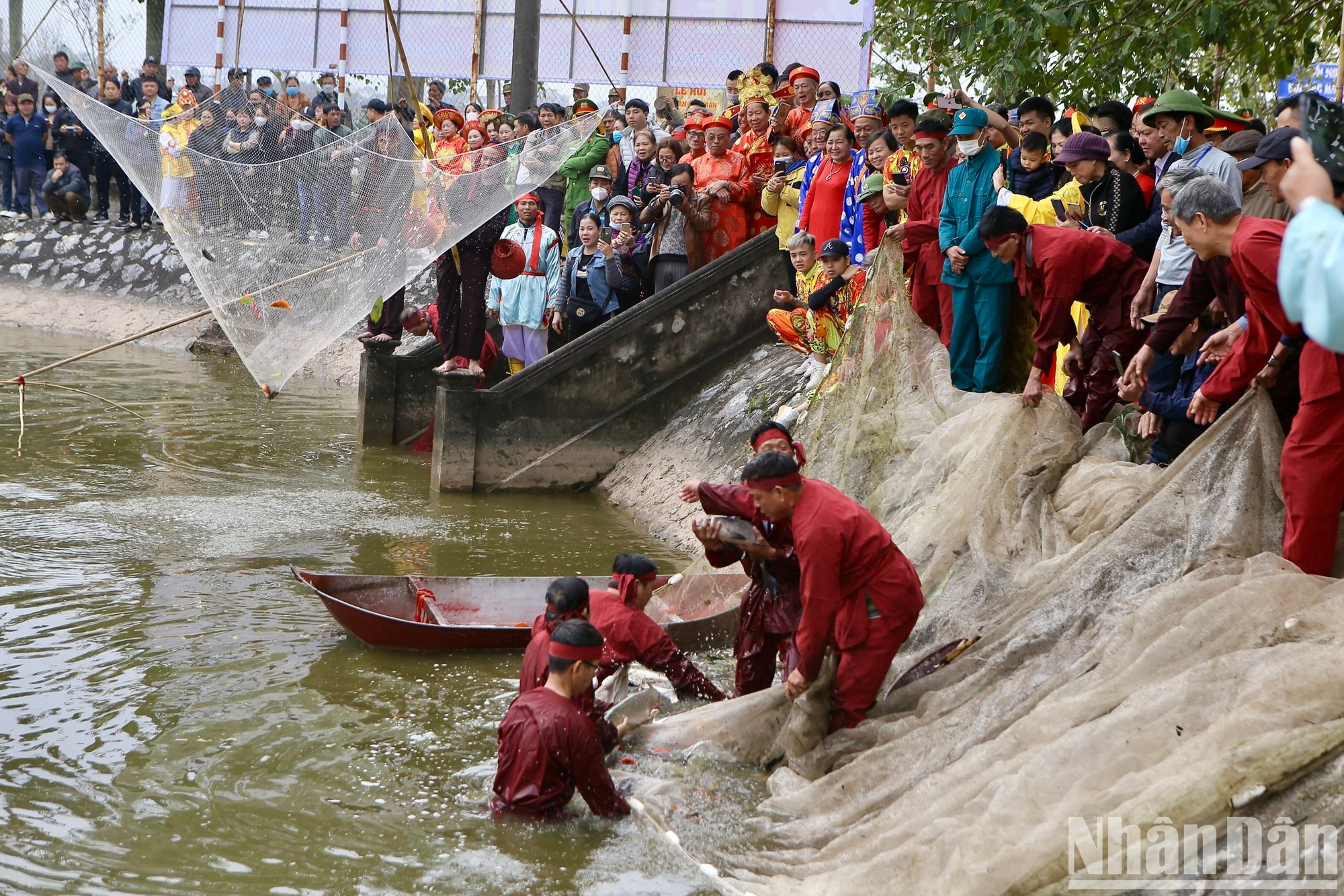 Tras recoger agua en el pozo del Dragón, se capturaron dos especies de peces: Channidae y carpa, para ser llevados al palanquín del Dragón y liberados más tarde junto con el vertido del agua. Tras recoger agua en el pozo del Dragón, se capturaron dos especies de peces: Channidae y carpa, para ser llevados al palanquín del Dragón y liberados más tarde junto con el vertido del agua.