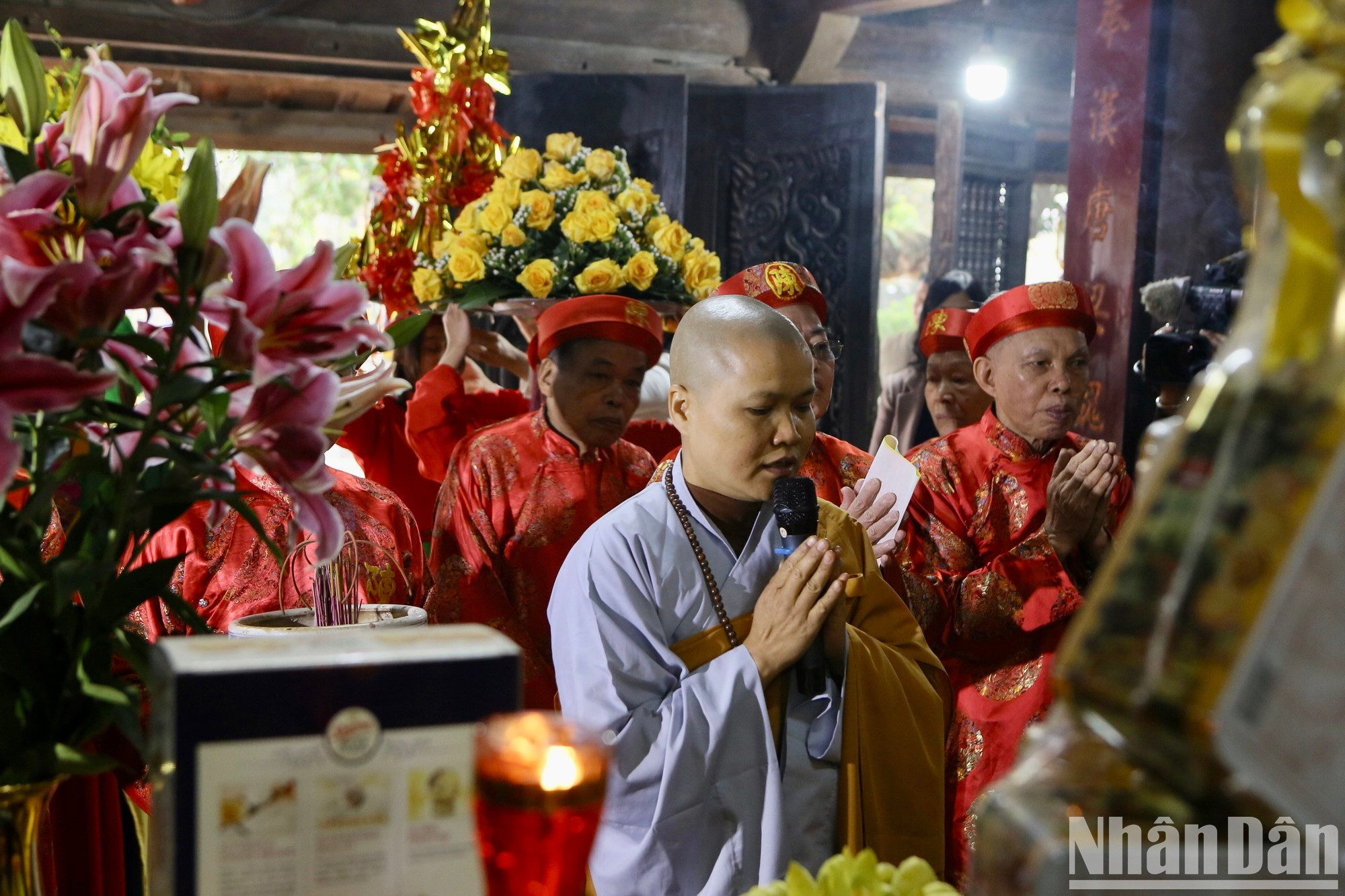 Procesión del cuenco de inciensos de veneración al Emperador Buda Tran Nhan Tong, el tercer monarca de la dinastía Tran y fundador de la secta budista contemplativa en la pagoda Pho Minh Procesión del cuenco de inciensos de veneración al Emperador Buda Tran Nhan Tong, el tercer monarca de la dinastía Tran y fundador de la secta budista contemplativa en la pagoda Pho Minh