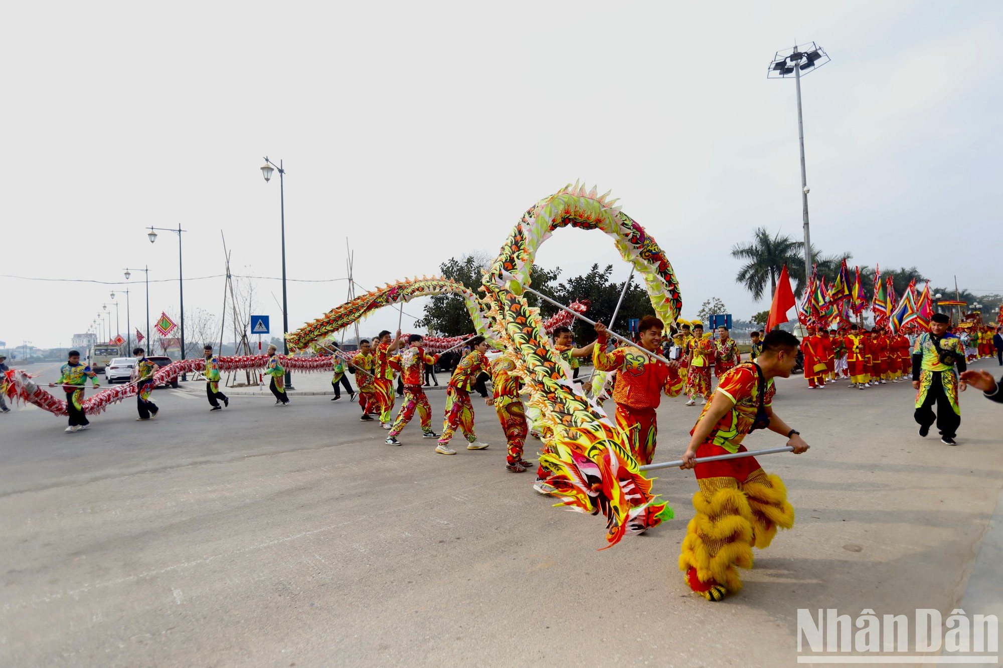 El grupo de danza del dragón encabezó la procesión, actuando al ritmo de tambores festivos en saludo a la primavera. El grupo de danza del dragón encabezó la procesión, actuando al ritmo de tambores festivos en saludo a la primavera.