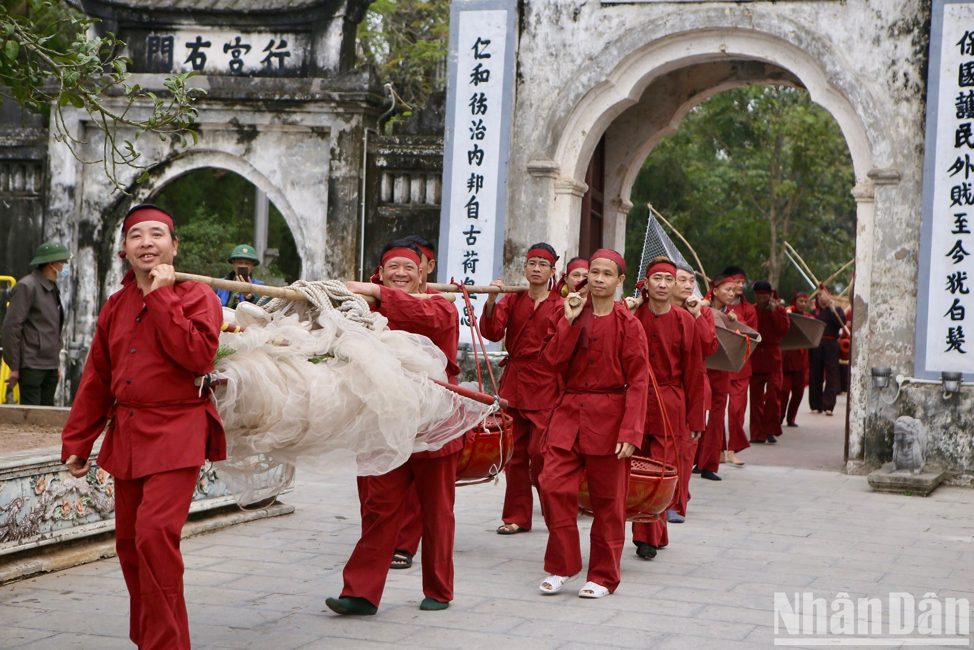 El rito de adoración de peces tiene como objetivo agradecer y rendir el culto a los ancestros de los monarcas de la dinastía Tran (1225-1400), quienes eran pescadores y cuya vida estaba ligada estrechamente al agua, y rezar por un clima favorable y buenas cosechas. El rito de adoración de peces tiene como objetivo agradecer y rendir el culto a los ancestros de los monarcas de la dinastía Tran (1225-1400), quienes eran pescadores y cuya vida estaba ligada estrechamente al agua, y rezar por un clima favorable y buenas cosechas.
