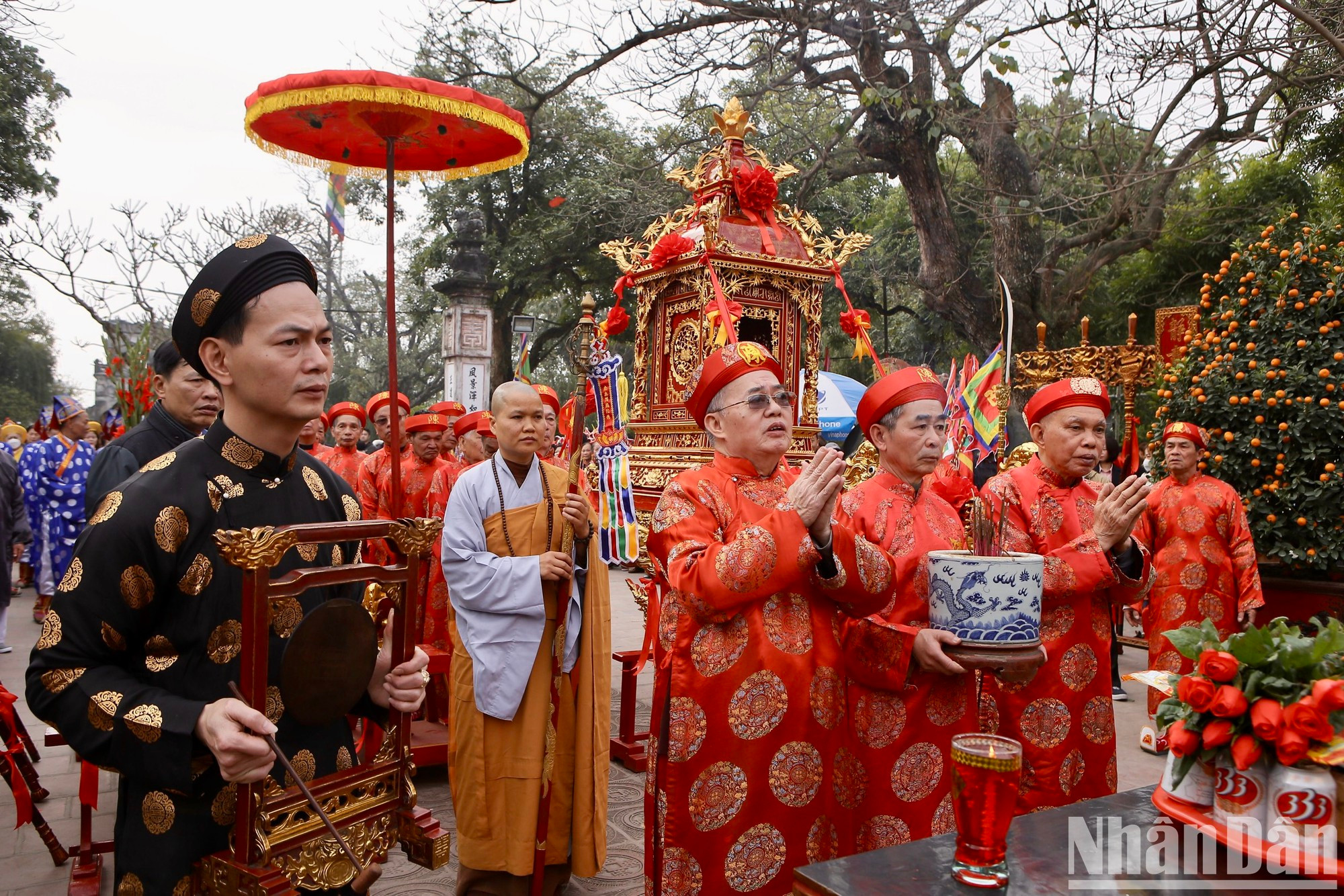 Las personas mayores ofrecieron inciensos para rendir tributo a los emperadores de la Casa de los Tran en el templo Thien Truong. Las personas mayores ofrecieron inciensos para rendir tributo a los emperadores de la Casa de los Tran en el templo Thien Truong.