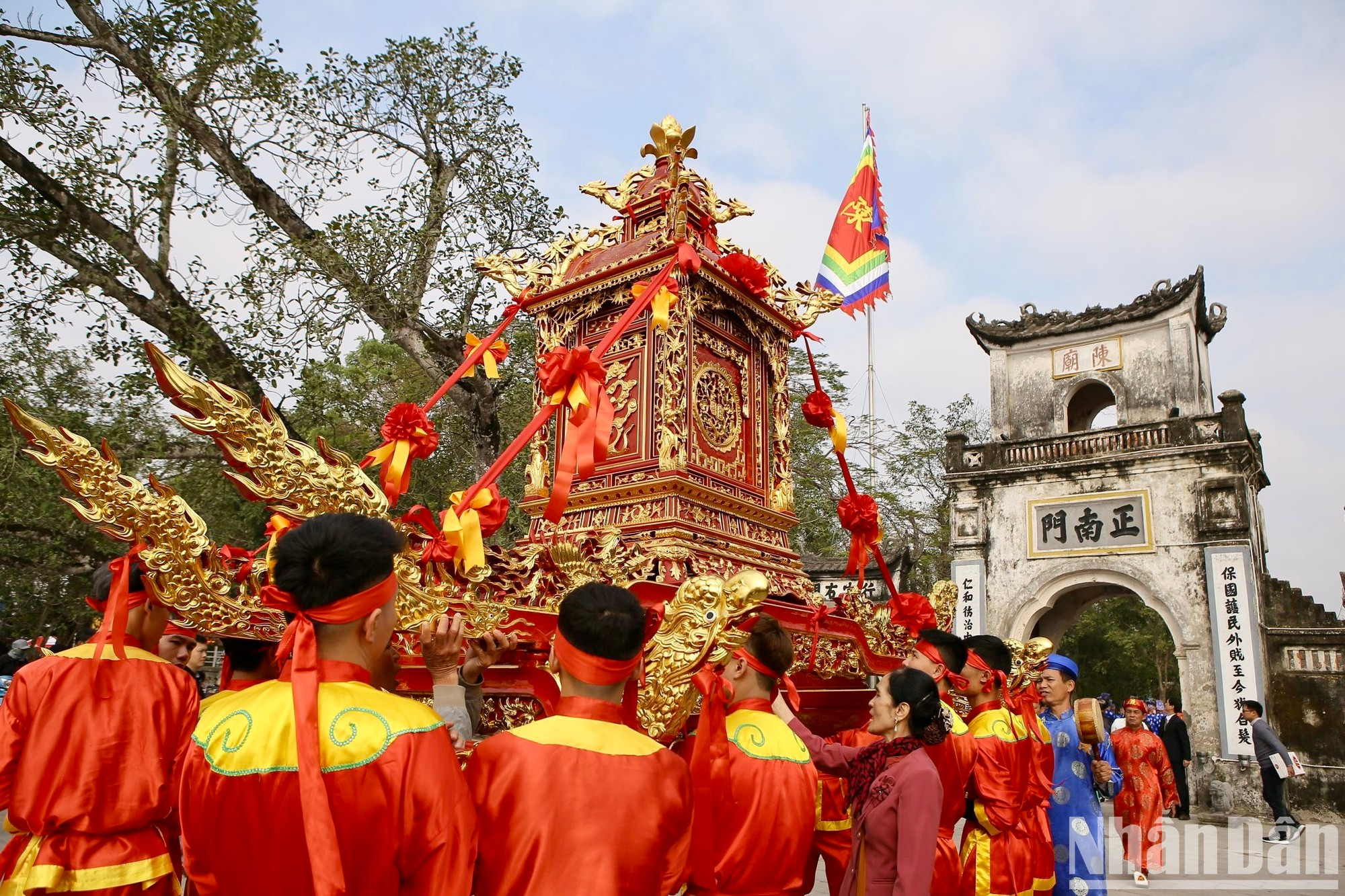 La procesión comenzó en el templo Tran hacia la pagoda Pho Minh para realizar la ofrenda de inciensos, luego se efectuó un desfile hacia el Templo Thien Truong. La procesión comenzó en el templo Tran hacia la pagoda Pho Minh para realizar la ofrenda de inciensos, luego se efectuó un desfile hacia el Templo Thien Truong.