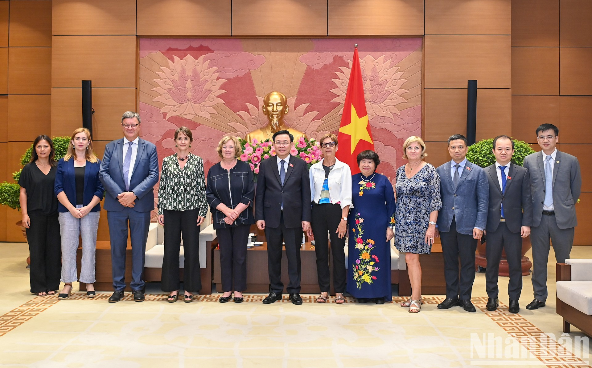Dinh Hue y Catherine Deroche, junto con los delegados toman fotos de recuerdo. Dinh Hue y Catherine Deroche, junto con los delegados toman fotos de recuerdo.