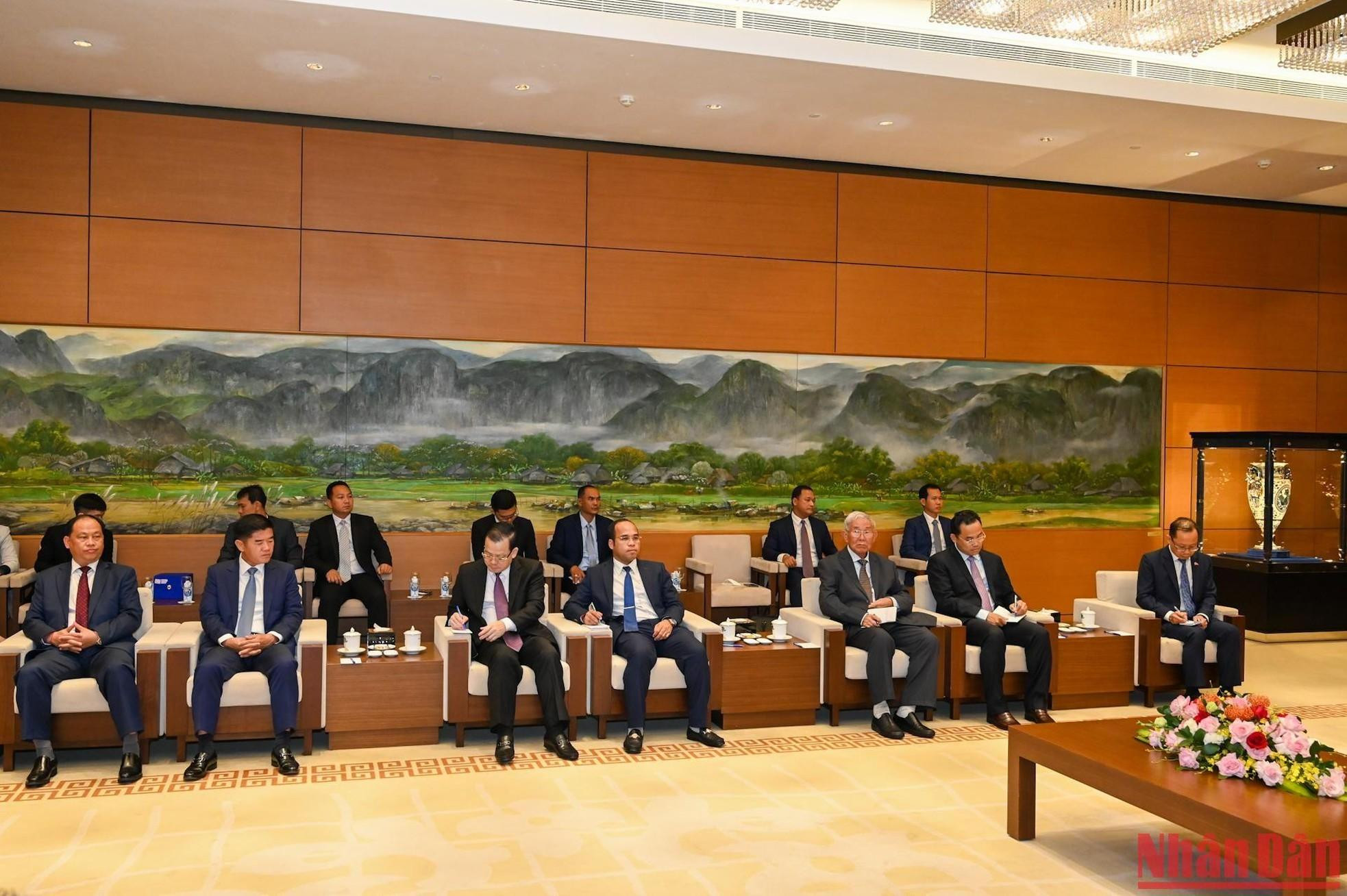 La delegación de alto rango de Phnom Penh en la reunión. La delegación de alto rango de Phnom Penh en la reunión.