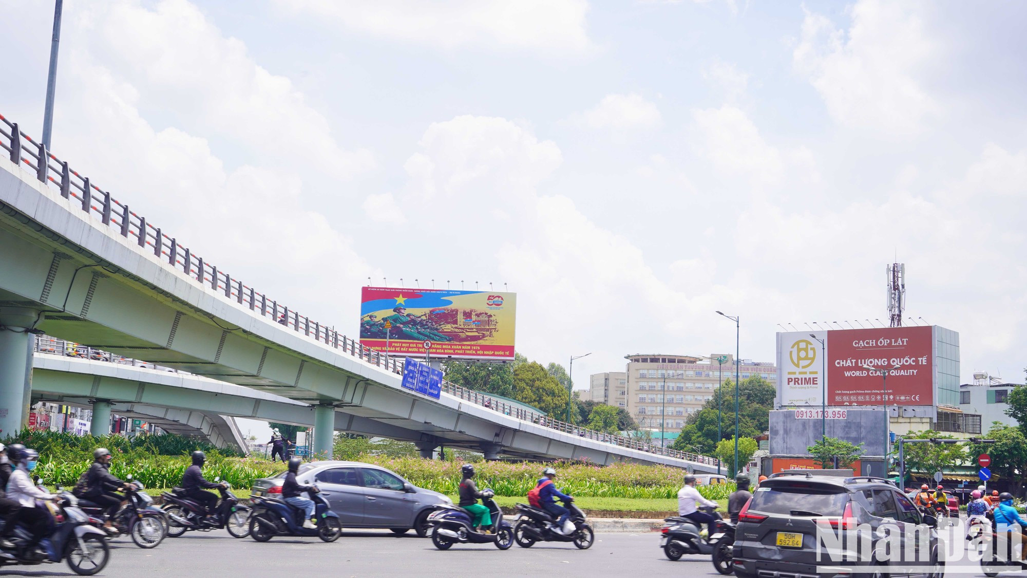 La calle Nguyen Van Ba, en Ciudad Thu Duc, resplandece bajo la línea del metro número 1.