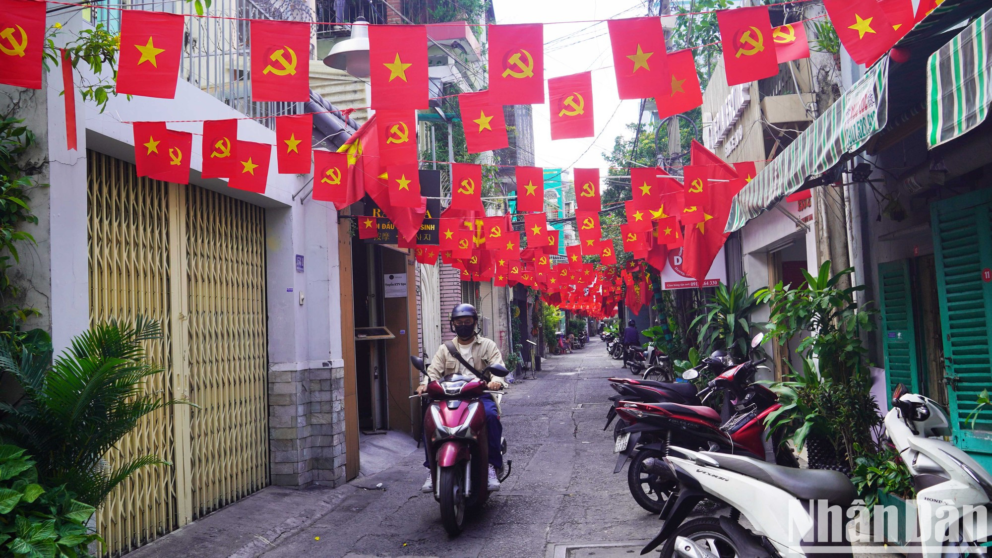 Los callejones del distrito 1 brillan con los colores de la bandera roja y la estrella amarilla.