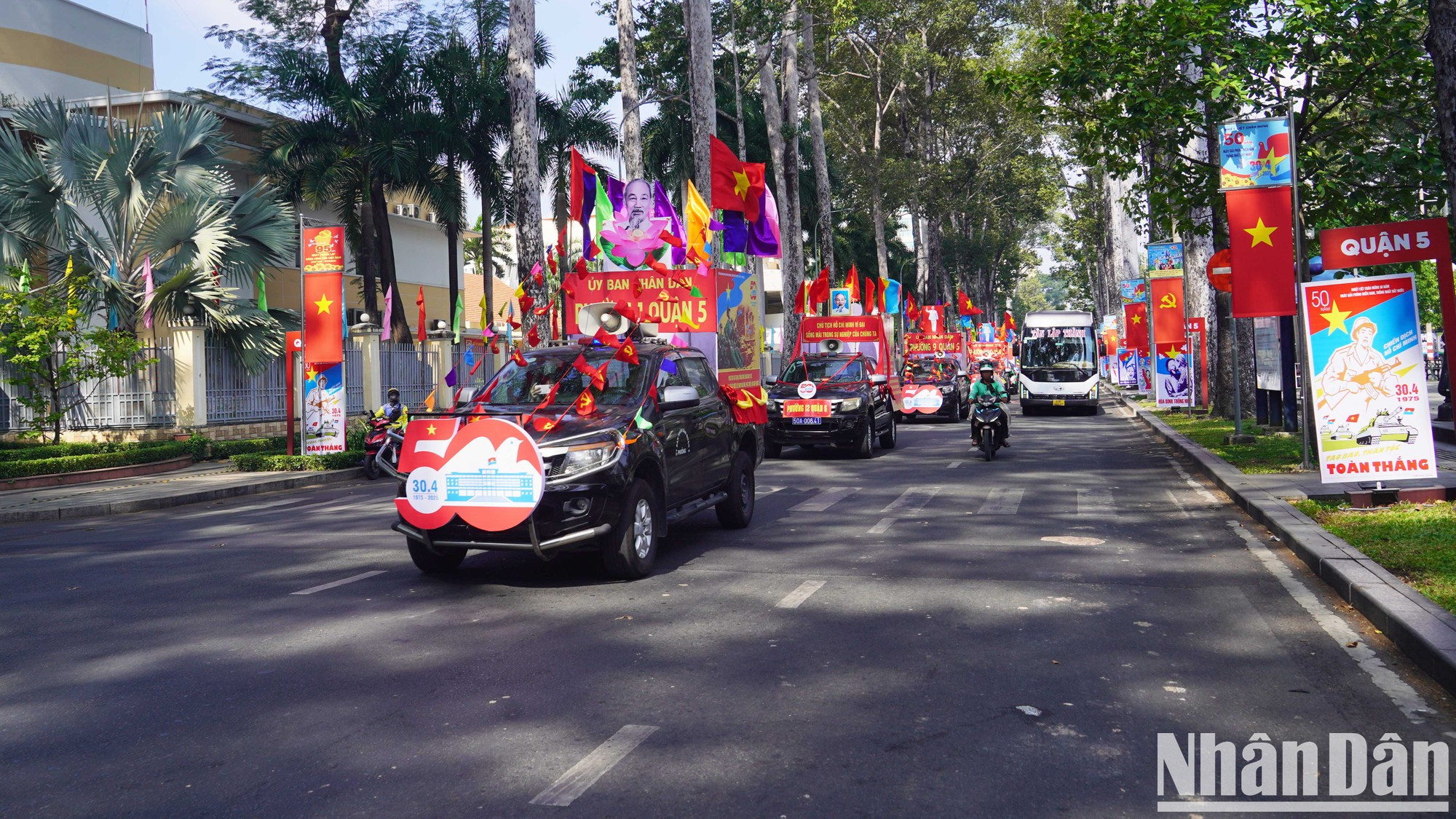 El rojo de la bandera nacional y los vehículos de propaganda inundan las principales avenidas en vísperas de la celebración del 50º aniversario de la Liberación del Sur y la Reunificación Nacional.