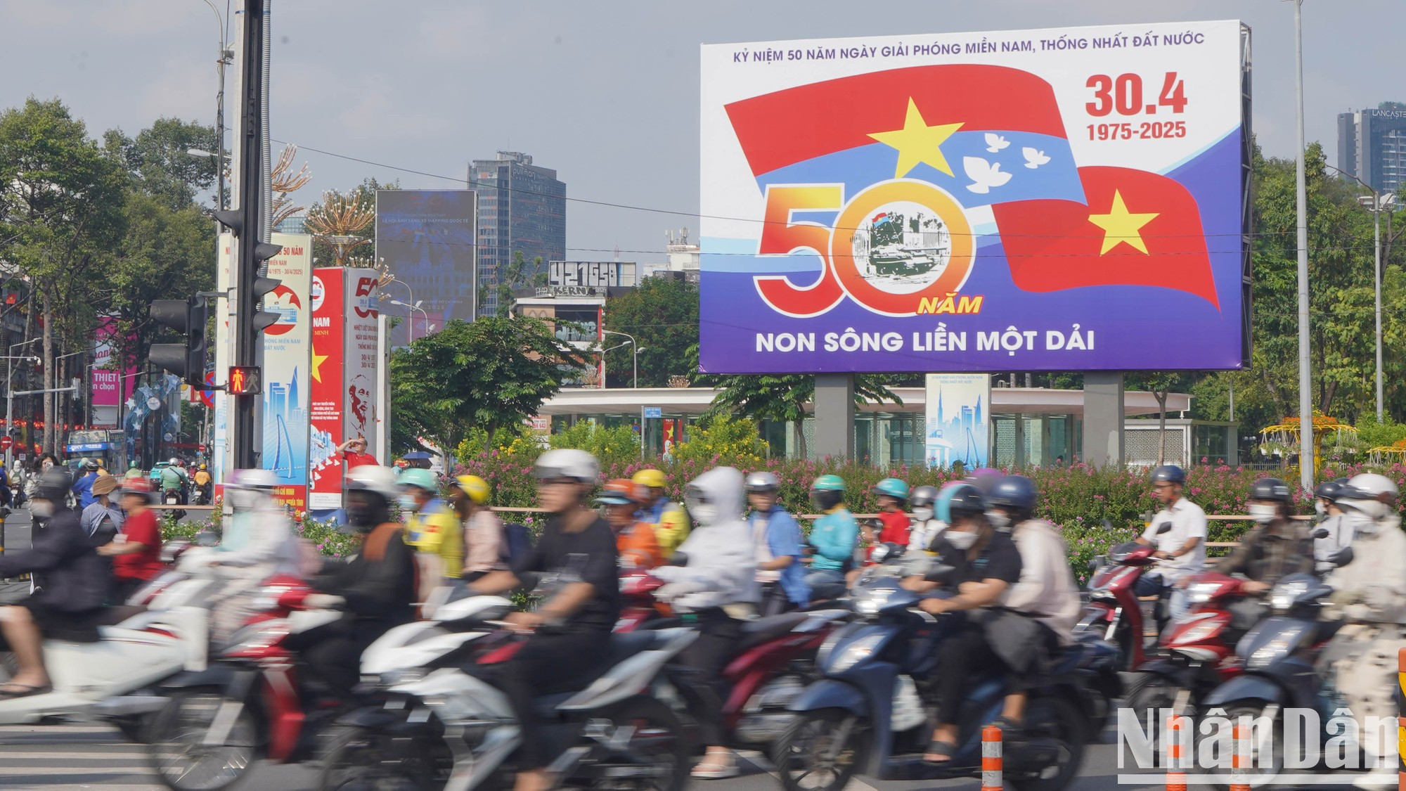 Ciudad Ho Chi Minh se engalana con banderas y flores en un ambiente festivo.
