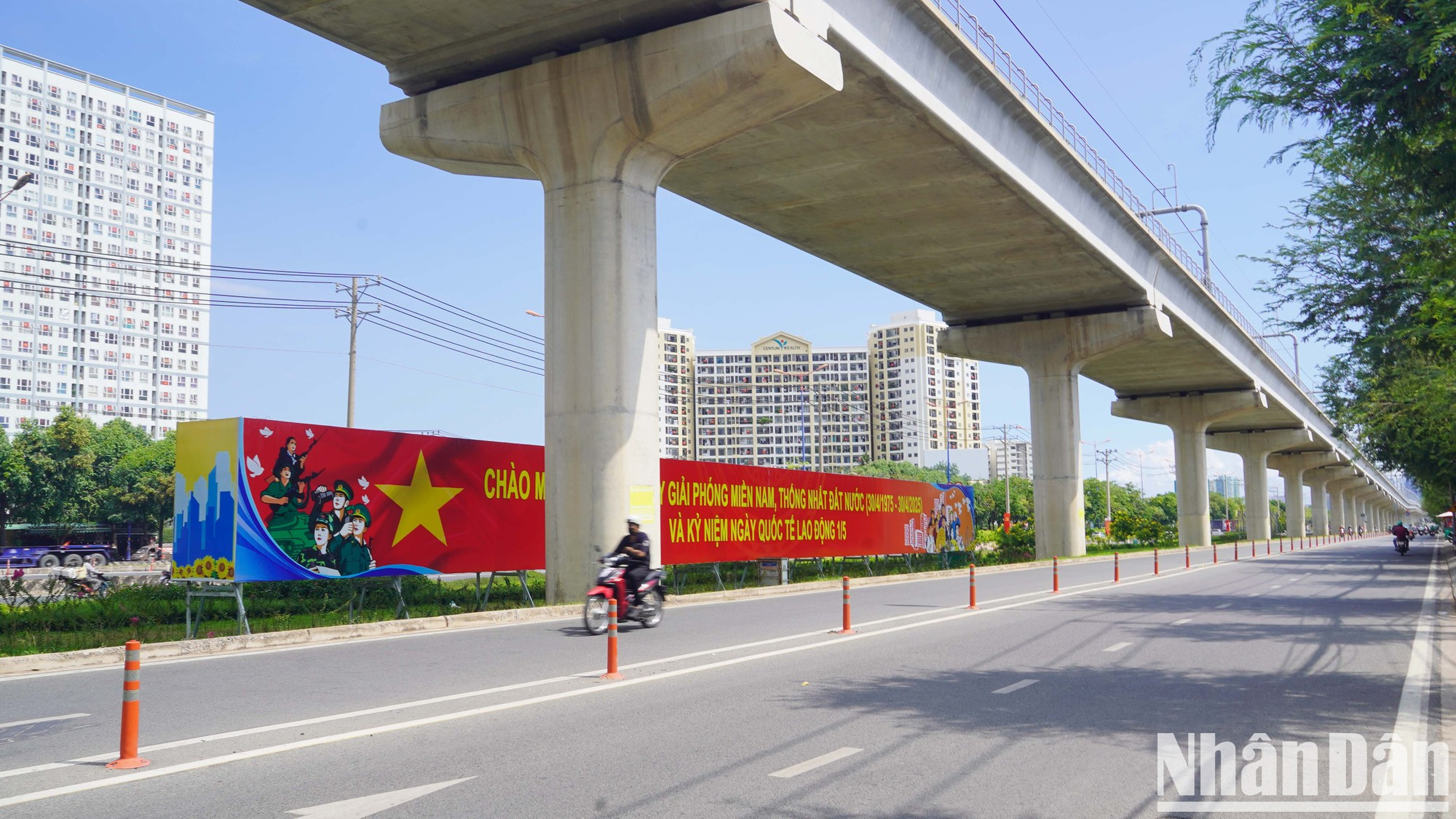 La calle Nguyen Van Ba, en Ciudad Thu Duc, resplandece bajo la línea del metro número 1.