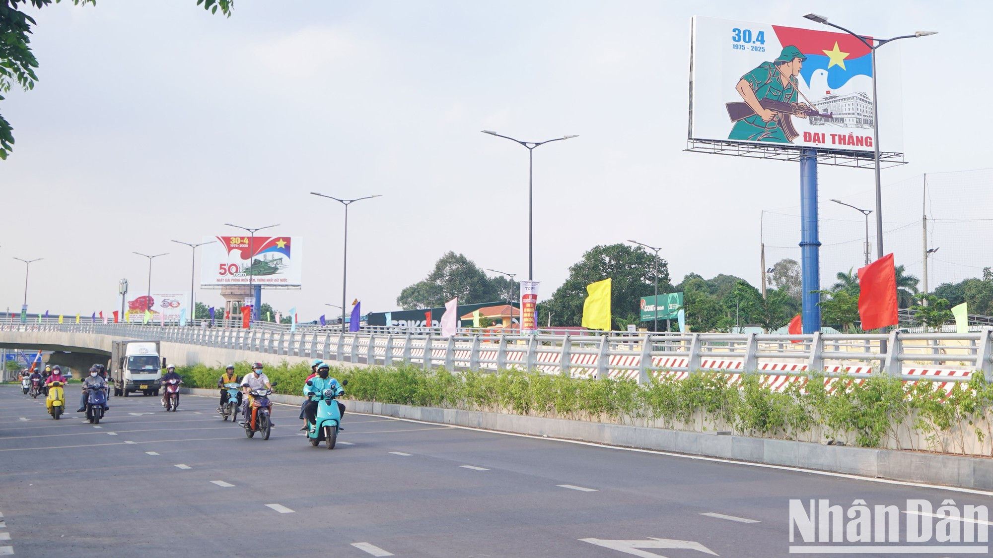 Ciudad Ho Chi Minh se cubre de un vibrante color rojo con banderas, flores, pancartas y lemas a lo largo de las vías de acceso a la terminal T3 del aeropuerto Tan Son Nhat.