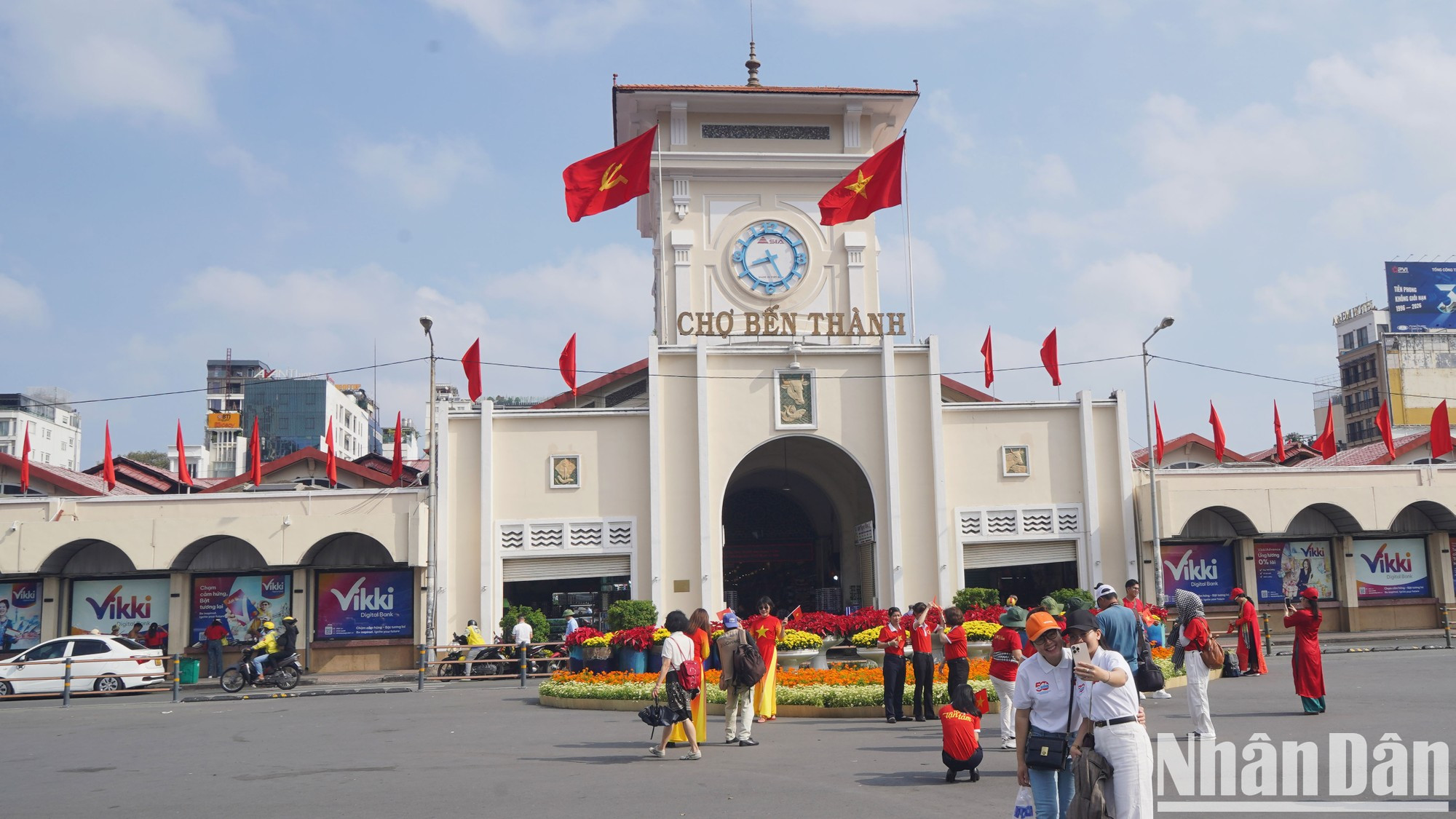 Ciudadanos y turistas pasean frente al mercado Ben Thanh, compartiendo el orgullo que impregnan estos días históricos de abril.