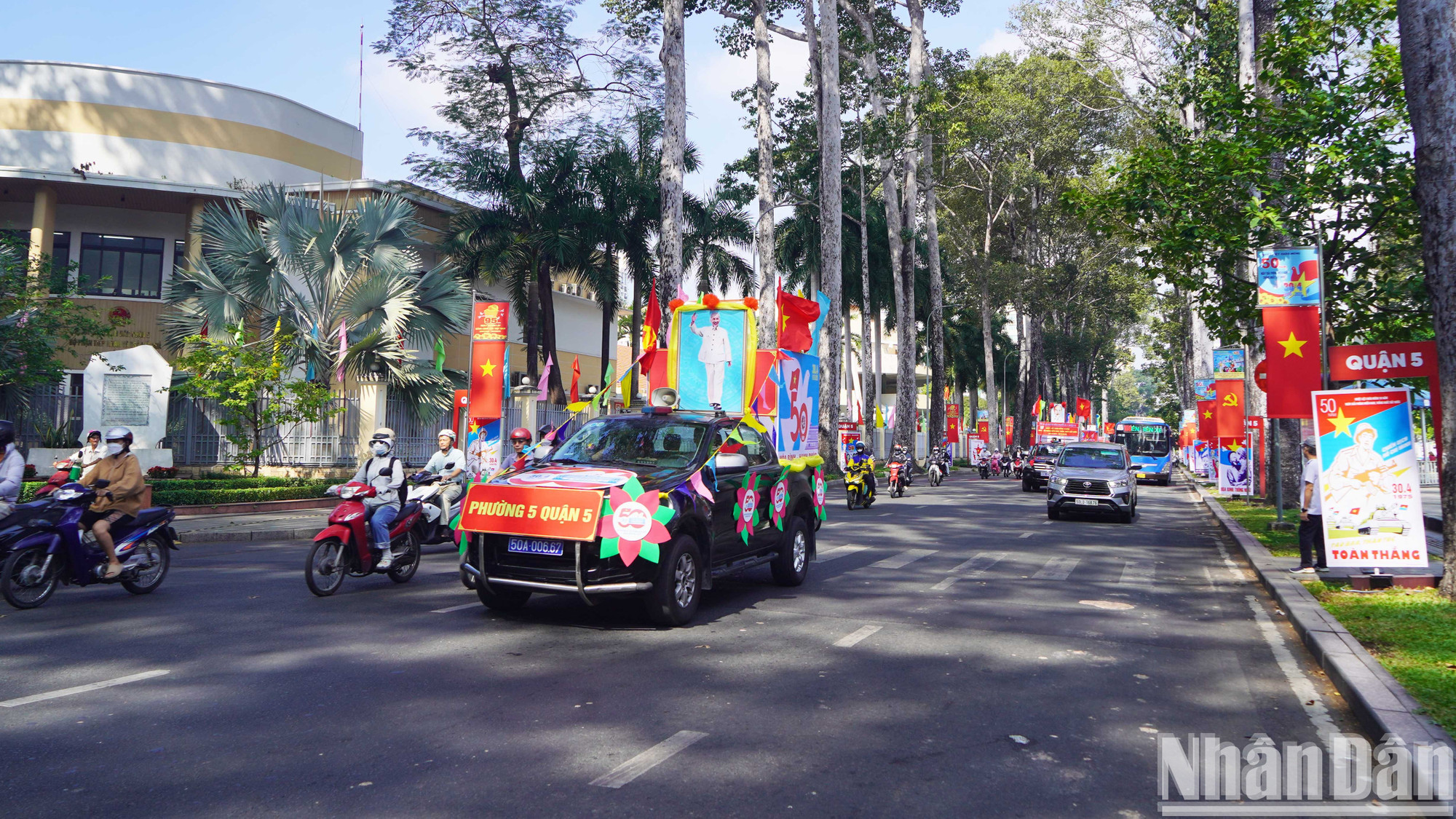 Calles en Ciudad Ho Chi Minh se engalanan con banderas y flores en vísperas del 30 de abril