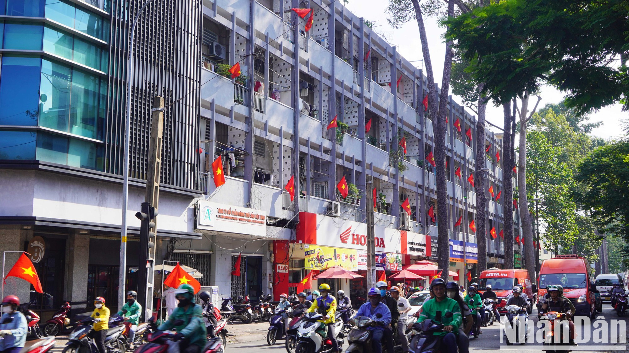 La calle Hung Vuong, en el distrito 5, también se adorna con banderas y flores.