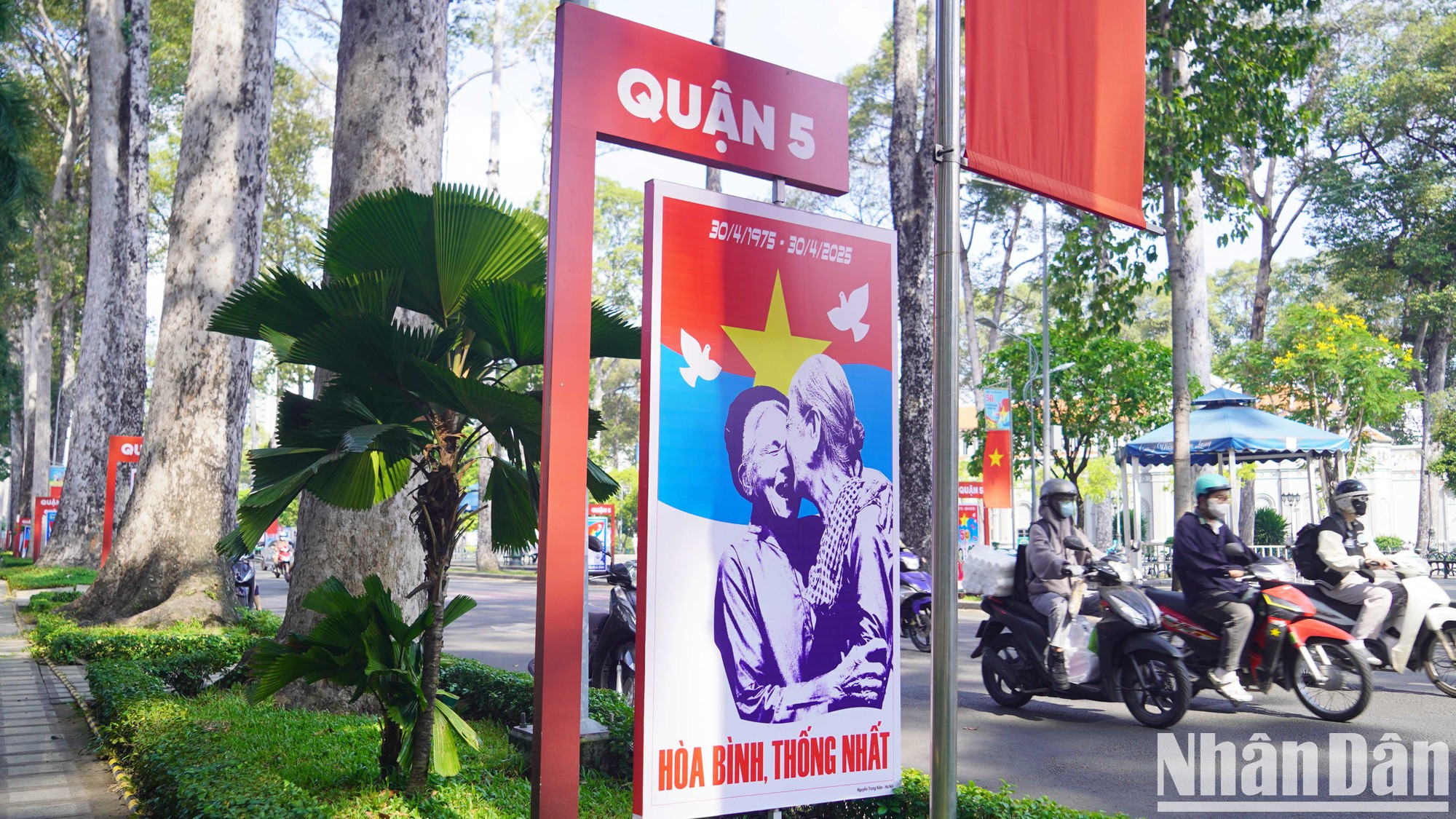 Las calles decoradas con banderas no solo embellecen la ciudad, sino que también sirven para educar a las jóvenes generaciones en el amor por la Patria y en la responsabilidad de defender y desarrollar el país.