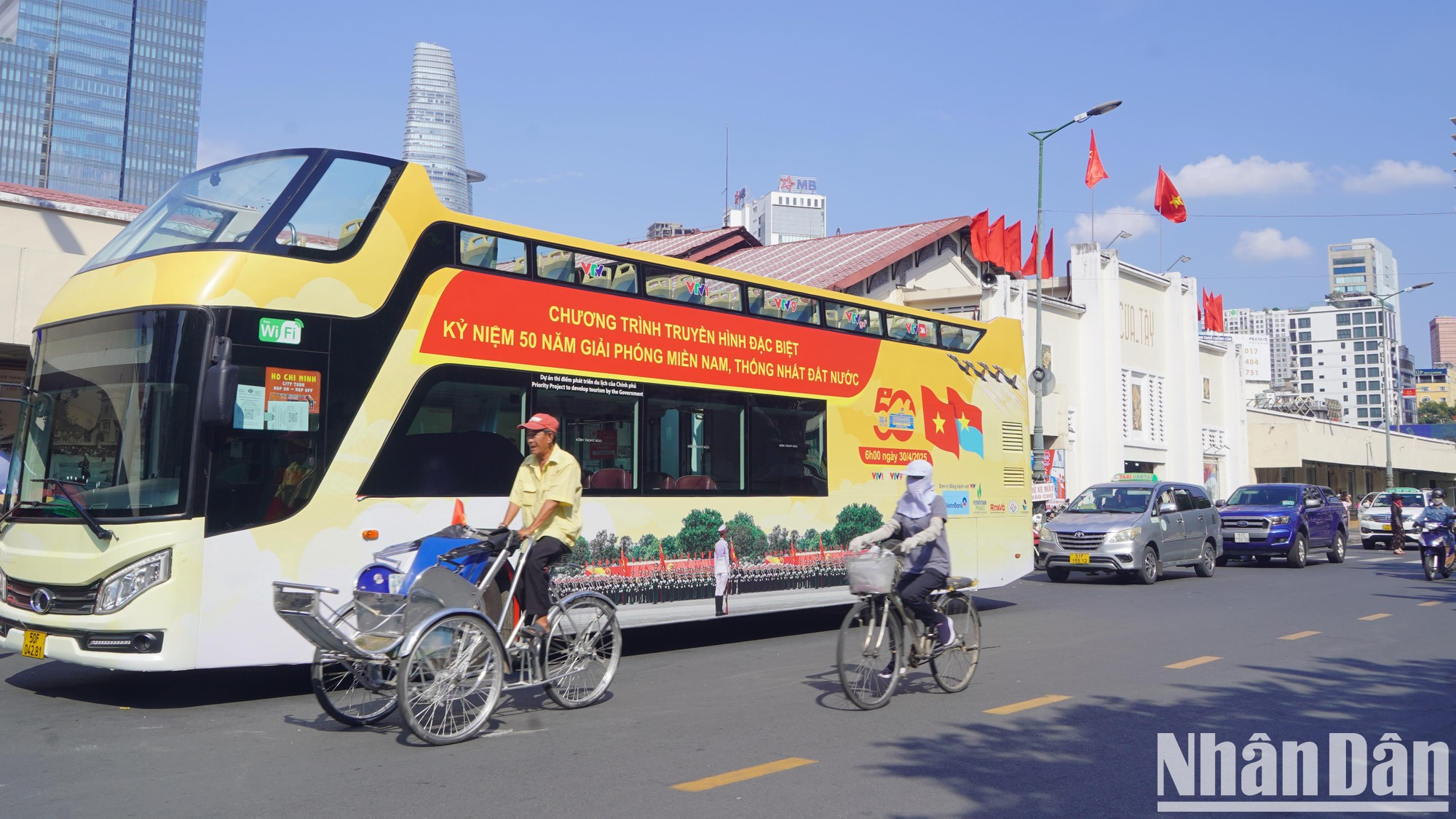 Las calles de Ciudad Ho Chi Minh se engalanan con banderas y flores para celebrar la gran fiesta de la nación.