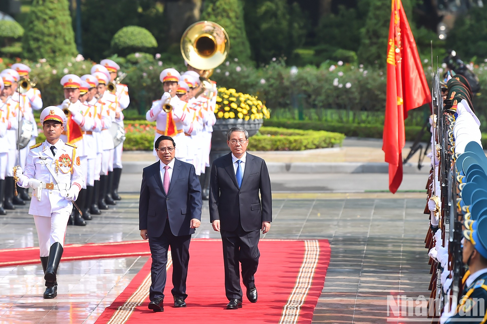El primer ministro Pham Minh Chinh y su par chino Li Qiang pasan revista a la Guardia de Honor del Ejército Popular de Vietnam en la ceremonia de bienvenida. El primer ministro Pham Minh Chinh y su par chino Li Qiang pasan revista a la Guardia de Honor del Ejército Popular de Vietnam en la ceremonia de bienvenida.