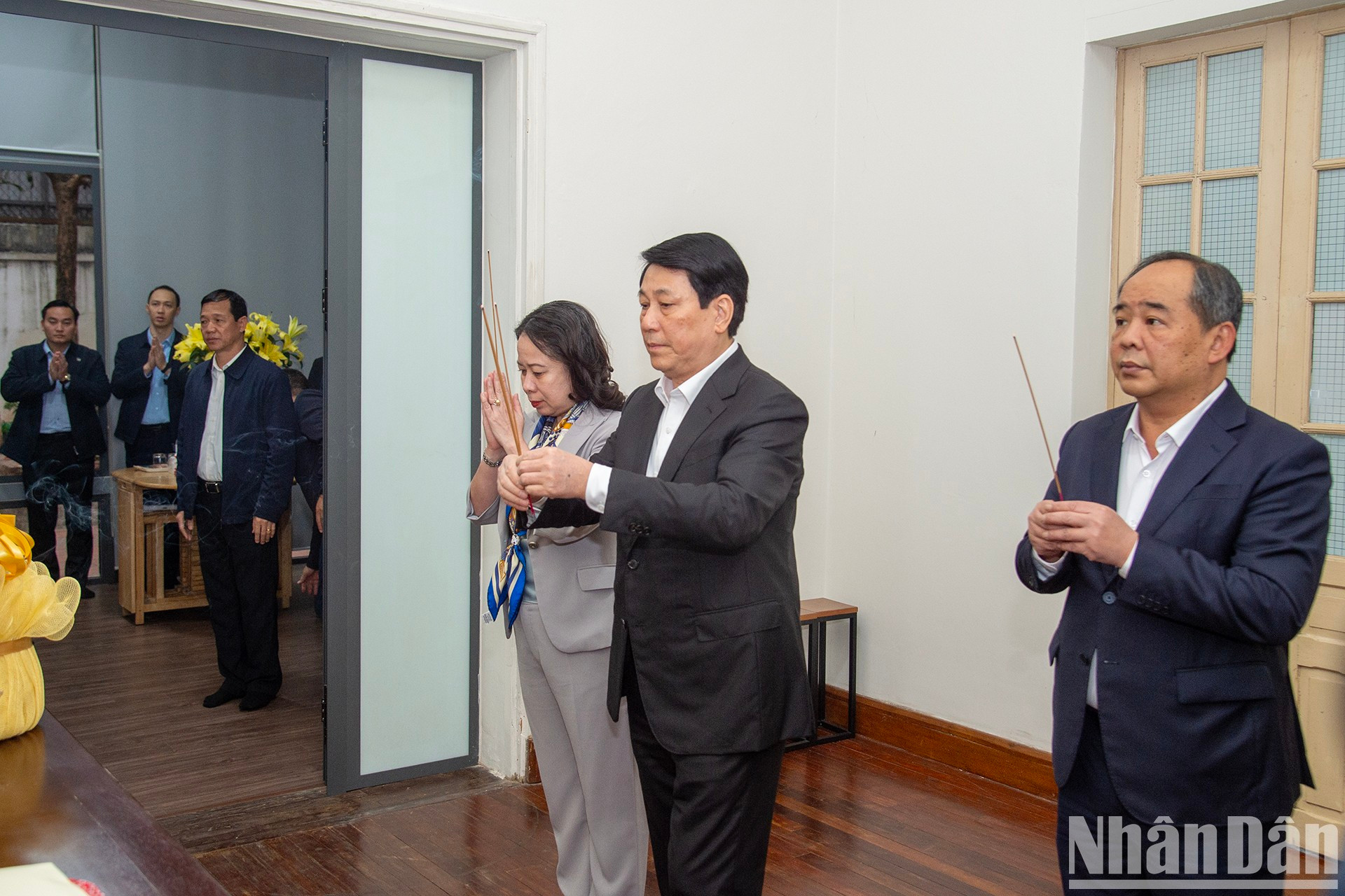 El presidente Luong Cuong, la vicepresidenta Vo Thi Anh Xuan y el jefe de la Oficina Presidencial, Le Khanh Hai, ofrecen incienso en memoria del difunto secretario general del PCV, Nguyen Phu Trong. El presidente Luong Cuong, la vicepresidenta Vo Thi Anh Xuan y el jefe de la Oficina Presidencial, Le Khanh Hai, ofrecen incienso en memoria del difunto secretario general del PCV, Nguyen Phu Trong.