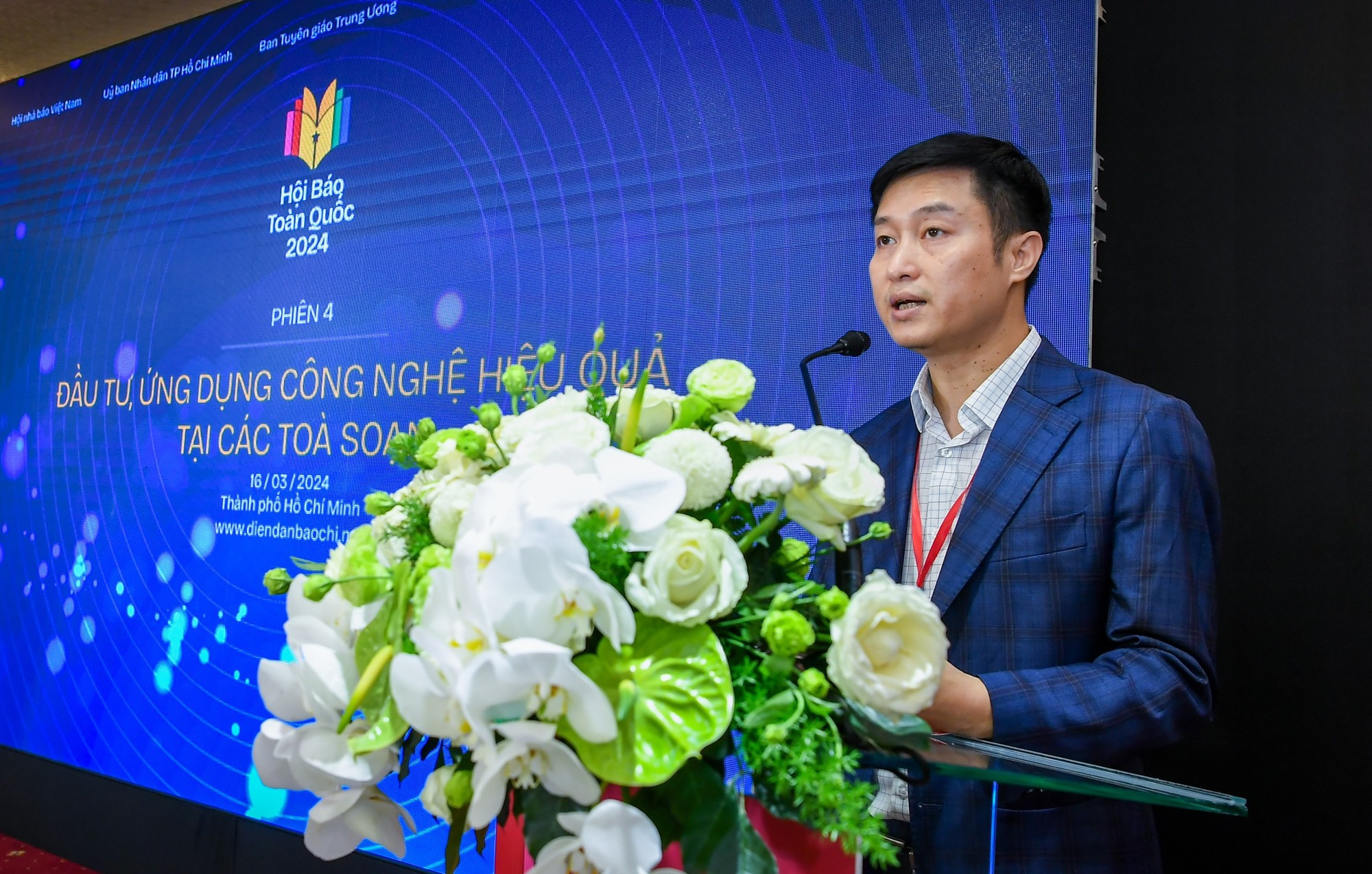 Nguyen Hoang Nhat, editor jefe adjunto del periódico electrónico VietnamPlus, enfatiza que en la era digital el periodismo no puede separarse de la tecnología. Nguyen Hoang Nhat, editor jefe adjunto del periódico electrónico VietnamPlus, enfatiza que en la era digital el periodismo no puede separarse de la tecnología.