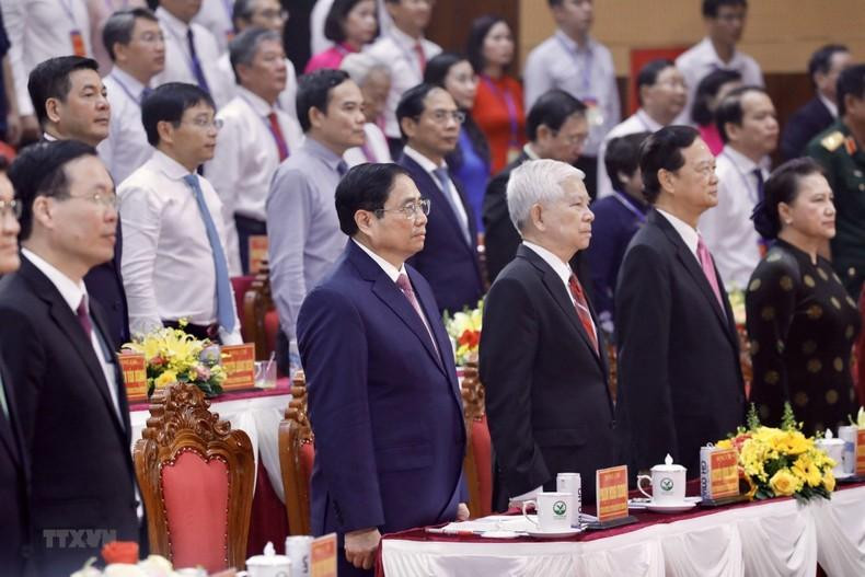 El primer ministro, Pham Minh Chinh, y los dirigentes y exlíderes del Partido y el Estado de Vietnam realizan el saludo a la bandera nacional. El primer ministro, Pham Minh Chinh, y los dirigentes y exlíderes del Partido y el Estado de Vietnam realizan el saludo a la bandera nacional.