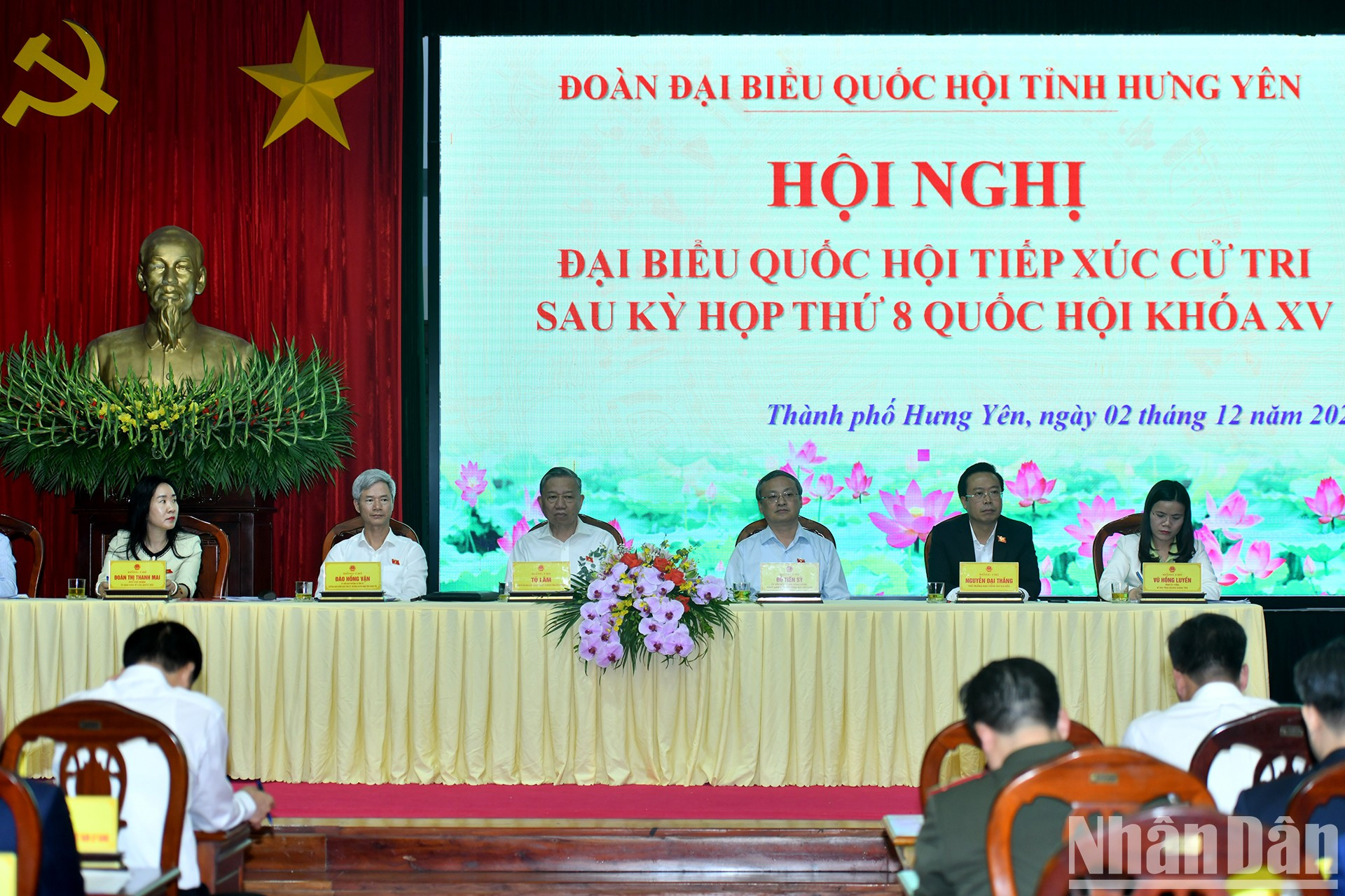 To Lam y otros delegados asisten a la cita.