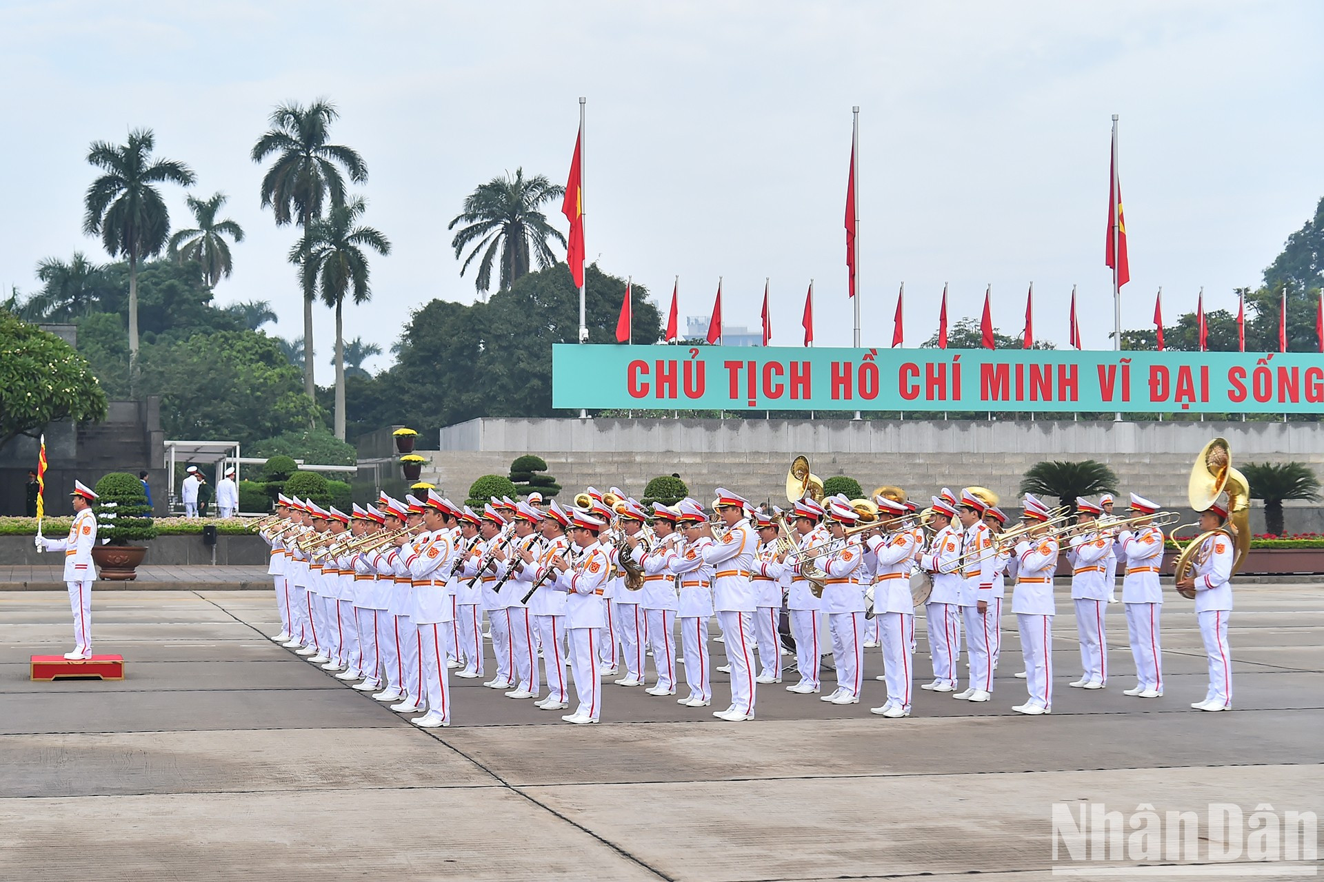La Banda Militar en la plaza Ba Dinh. La Banda Militar en la plaza Ba Dinh.