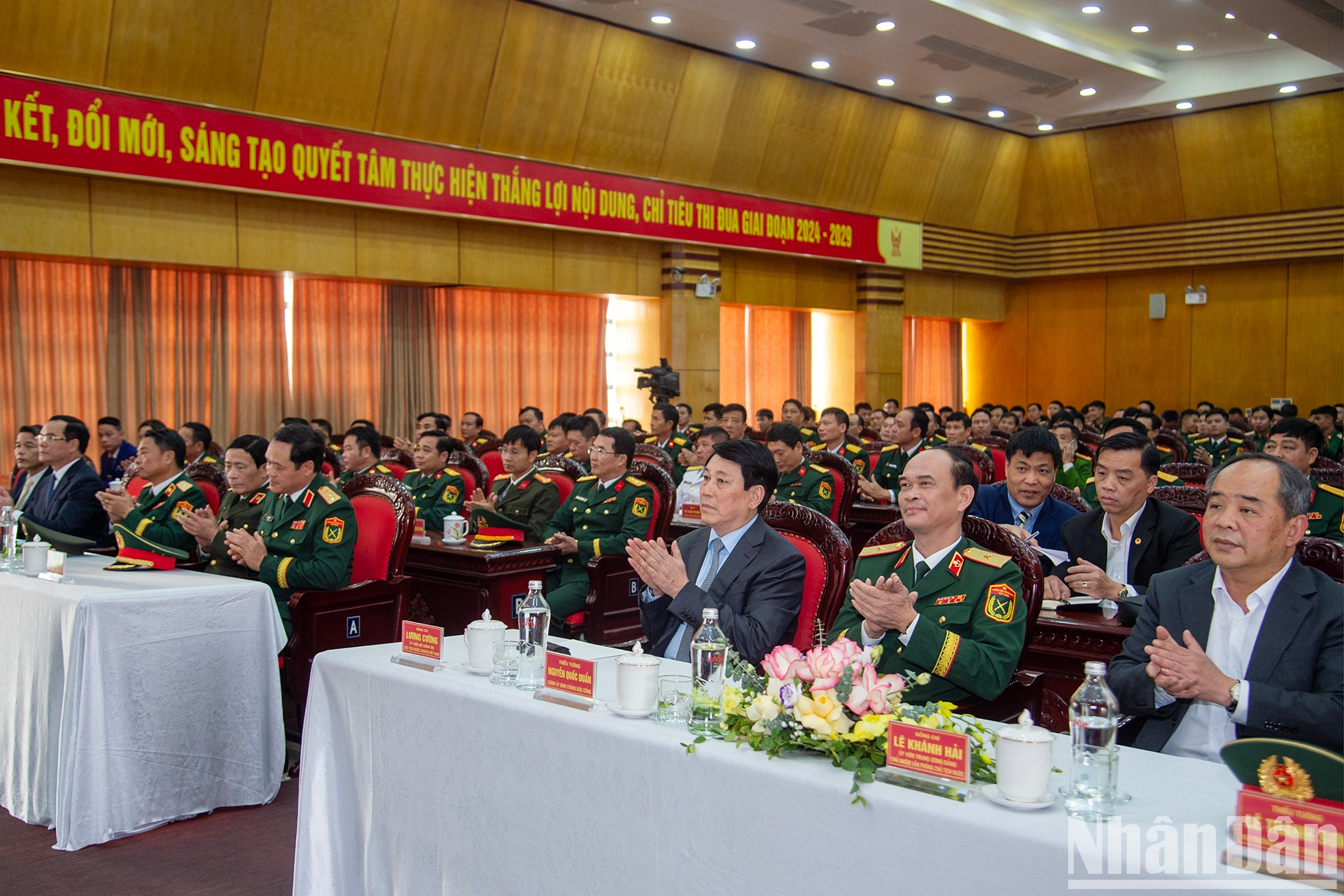 Luong Cuong asiste a un encuentro con los funcionarios y soldados de la unidad. Luong Cuong asiste a un encuentro con los funcionarios y soldados de la unidad.
