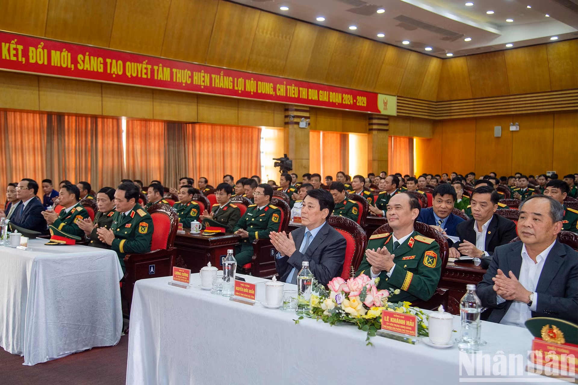 Luong Cuong asiste a un encuentro con los funcionarios y soldados de la unidad.