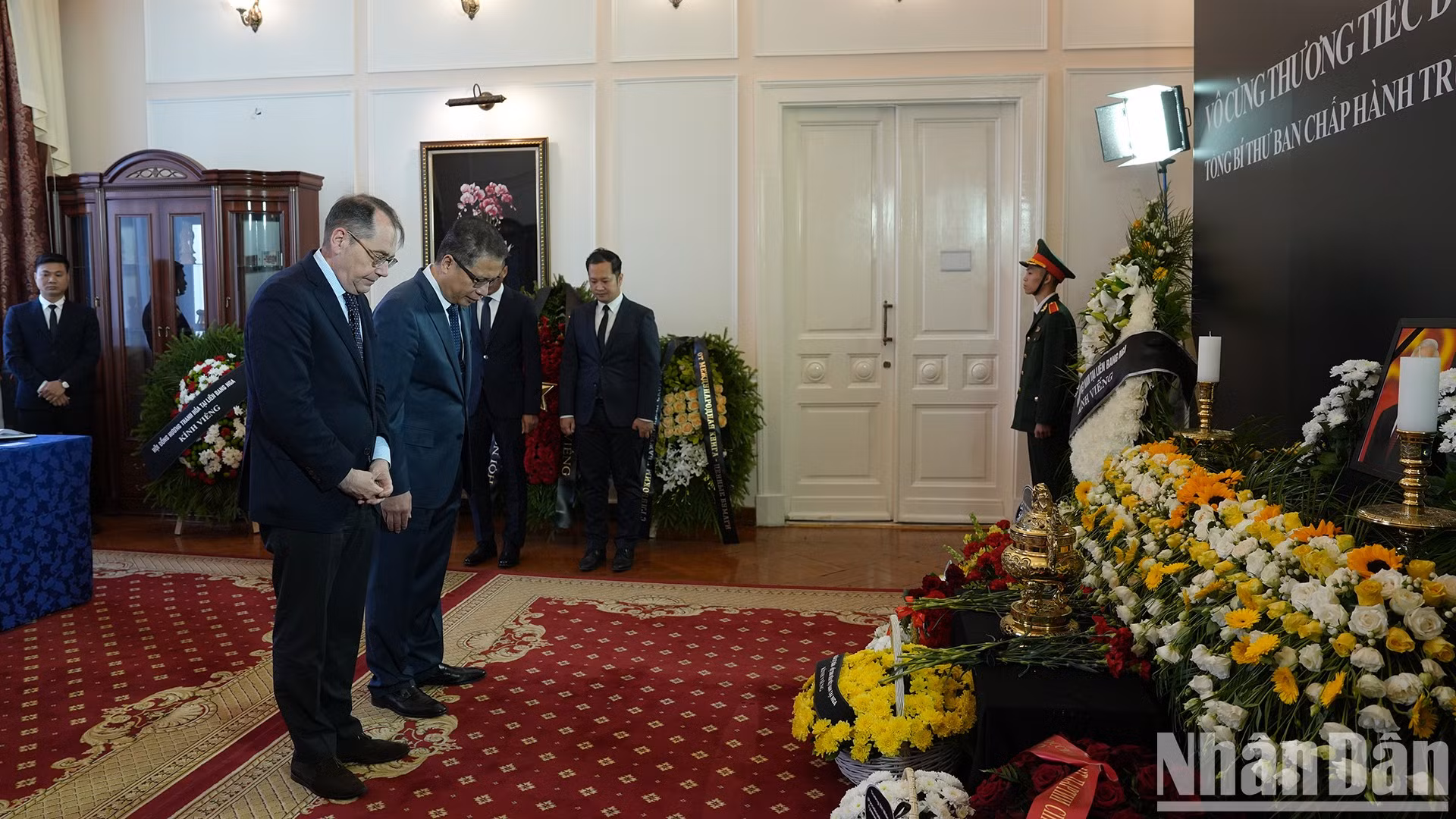 El representante de la Unión Europea en Rusia rinde homenaje al dirigente partidista vietnamita.