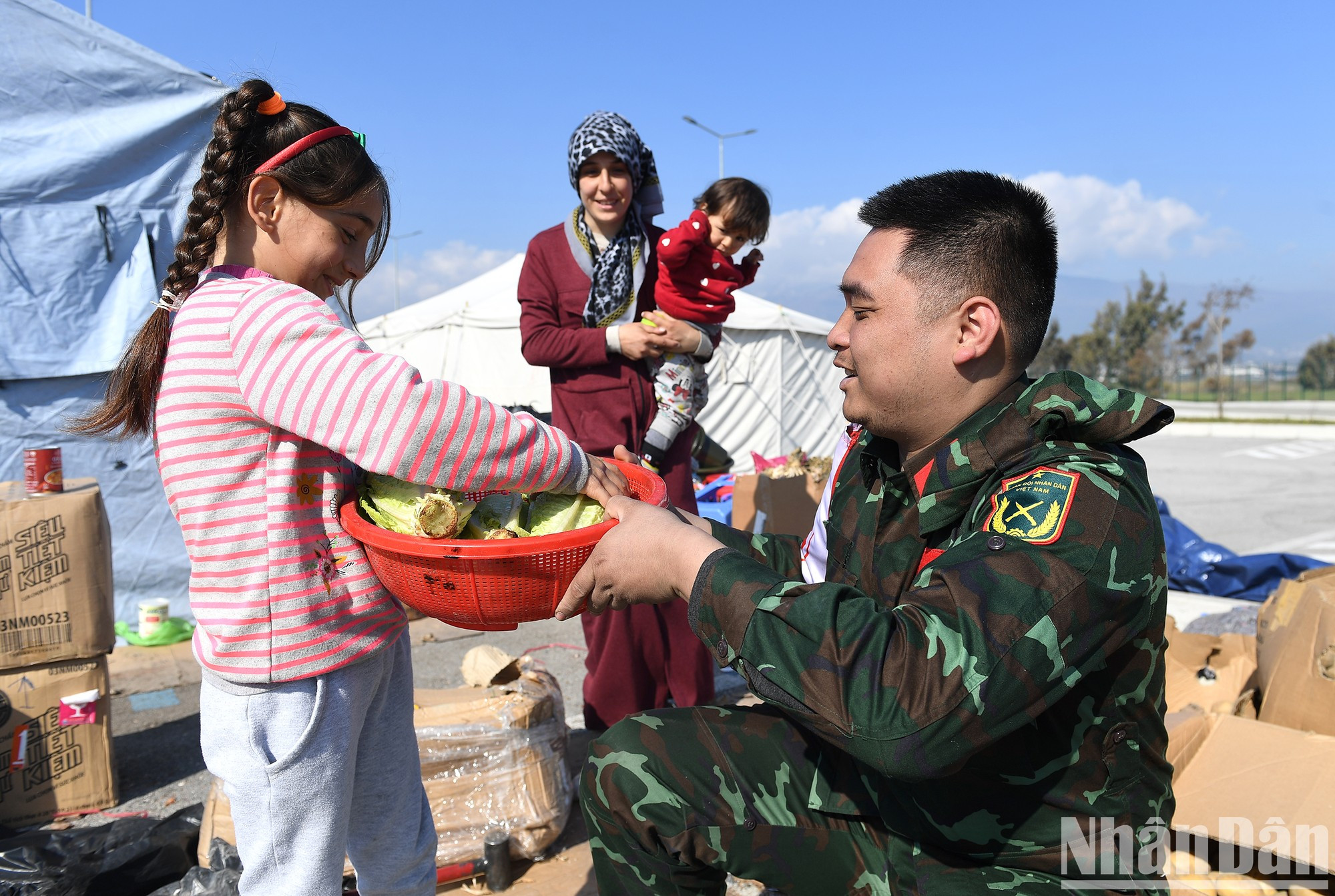 Personas afectadas por el terremoto acudieron a despedir a la delegación vietnamita. Los soldados les entregaron regalos. Personas afectadas por el terremoto acudieron a despedir a la delegación vietnamita. Los soldados les entregaron regalos.